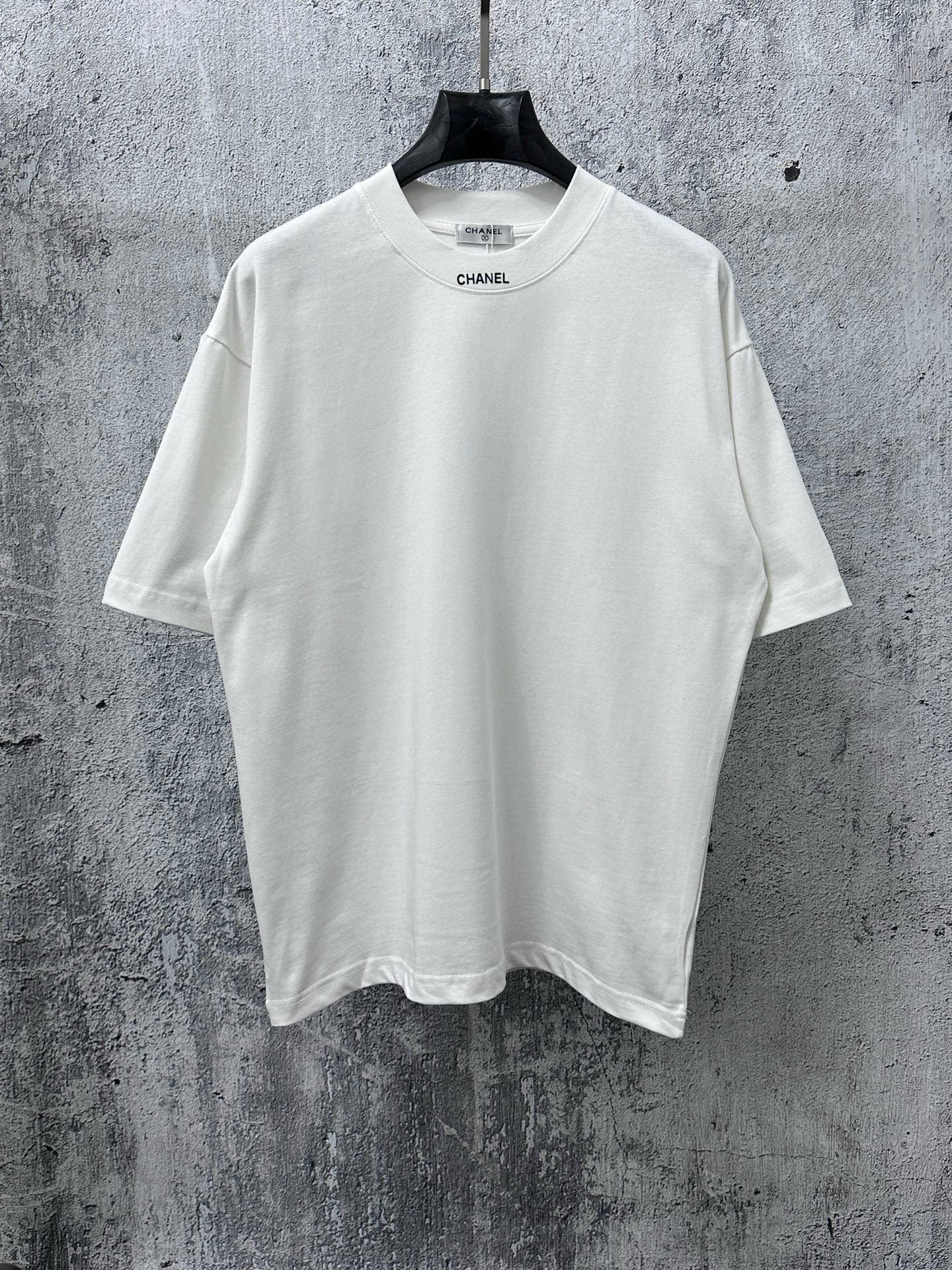 NO:732562,[CHanel] Chanel 26ss logo laminated couple's short-sleeved T-shirt. The fabric is 260g double sand pure cotton. It feels very comfortable, fashionable and personalized. It is a super versatile and good-looking T-shirt. It is very suitable for both men and women. It is a must-have for everyone. Packaging, tag, collar label, washed wheat, complete color, black, white, size XS-L,,chanel,chanel,T-shirt,tees,t-shirt,19860909【CHanel】香奈儿26ss logo压胶情侣款短袖T恤 面料260g双沙纯棉 手感非常舒服 时尚又个性 超级百搭好看的一款T恤 男女都非常合适 人手必备款 包装 吊牌 领标 水洗麦 齐全 颜色黑色、白色 尺码XS- L,,chanel,chanel,T-shirt,tees，t-shirt,,Men's clothing