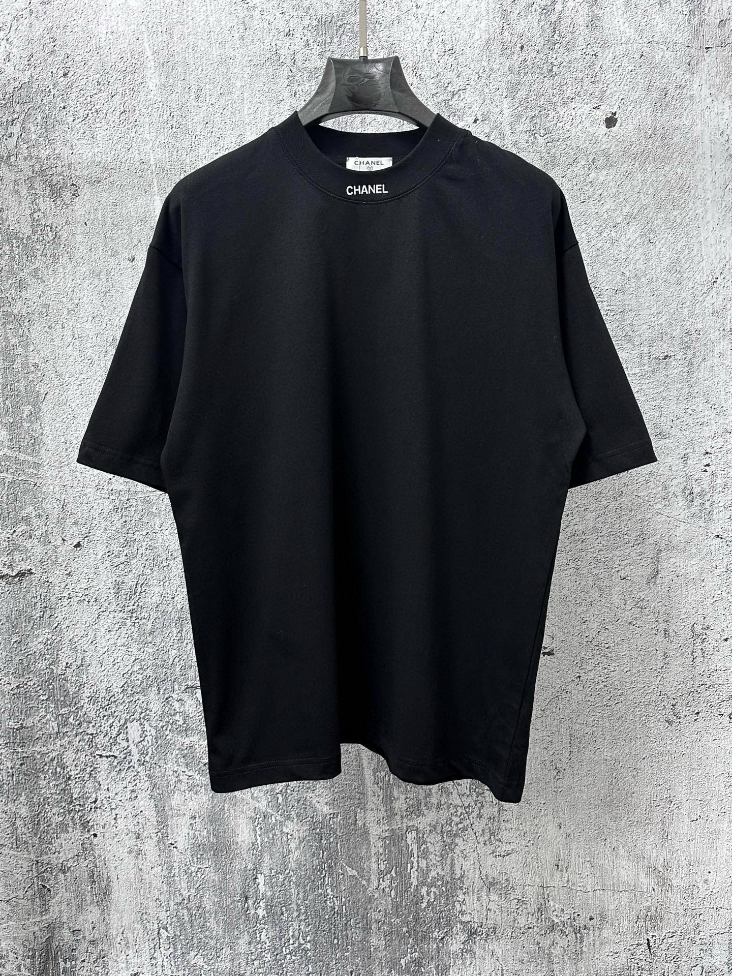 NO:732533,[CHanel] Chanel 26ss logo laminated couple's short-sleeved T-shirt. The fabric is 260g double sand pure cotton. It feels very comfortable, fashionable and personalized. It is a super versatile and good-looking T-shirt. It is very suitable for both men and women. It is a must-have for everyone. Packaging, tag, collar label, washed wheat, complete color, black, white, size XS-L,,chanel,chanel,T-shirt,tees,t-shirt,19860909【CHanel】香奈儿26ss logo压胶情侣款短袖T恤 面料260g双沙纯棉 手感非常舒服 时尚又个性 超级百搭好看的一款T恤 男女都非常合适 人手必备款 包装 吊牌 领标 水洗麦 齐全 颜色黑色、白色 尺码XS- L,,chanel,chanel,T-shirt,tees，t-shirt,,Men's clothing