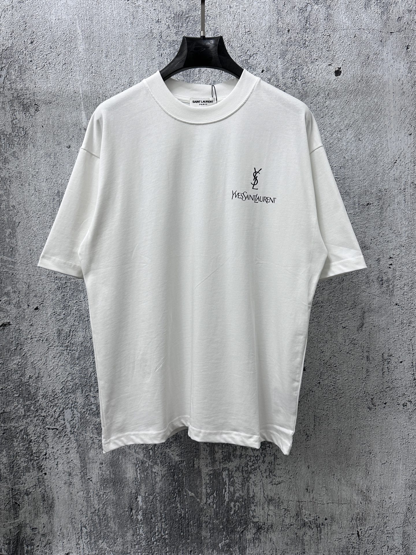 NO:732546,[YSL] Saint Laurent 25ss classic logo short-sleeved T-shirt. Super classic star commuting must-have 2 pairs of pure cotton! Pure cotton soft fabric, contrast-dyed fabric, full of trend. Custom-dyed cotton fabric, os version, complete three standards, same style for men and women. Color white, size XS-L, saint laurent, saint laurent, T-shirt, tees, t-shirt,19860909【YSL】圣罗兰 25ss经典logo短袖t恤 超经典明星通勤必备单品2双纱纯棉!纯棉柔软面料 对色定染面料, 潮流感十足 定染纯棉面料,os版型,三标齐全,男女同款. 颜色白色 尺码XS-L,,saint laurent,saint laurent,T-shirt,tees，t-shirt,,Men's clothing