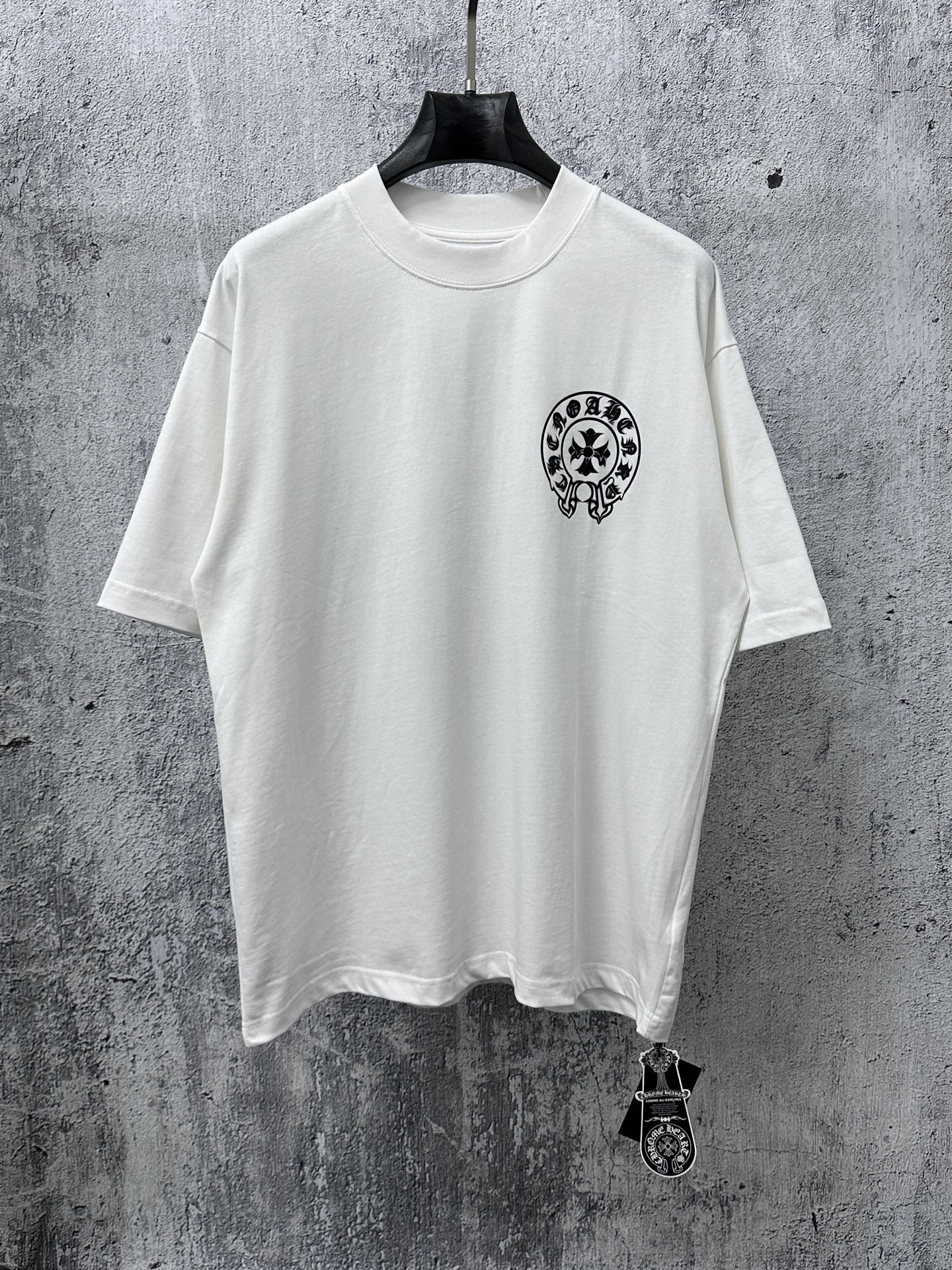 NO:732550,[ChromeHearts] Chrome Hearts 25ss stretched round neck T-shirt, original fabric, official same style, short-sleeved T-shirt, customized 260g same vat dyed fabric, very comfortable to touch, the latest brick cabinet synchronization for spring and summer, fashionable and personalized, super versatile and good-looking, very suitable for both men and women, a must-have style, tag, collar label, washed wheat, three complete standards, color: white, size XS-L, chrome hearts, chrome  hearts,T-shirt,tees,t-shirt,19860909【ChromeHearts】克罗心 25ss拉浆圆领T恤 原版面料 官方同款 短袖T恤 定制260克同缸染面料 手感非常舒服  春夏最新砖柜同步 时尚又个性 超级百搭好看 男女都非常合适 人手必备款 吊牌 领标 水洗麦 三标齐全 颜色: 白色 尺码XS-L,,chrome hearts,chrome hearts,T-shirt,tees，t-shirt,,Men's clothing