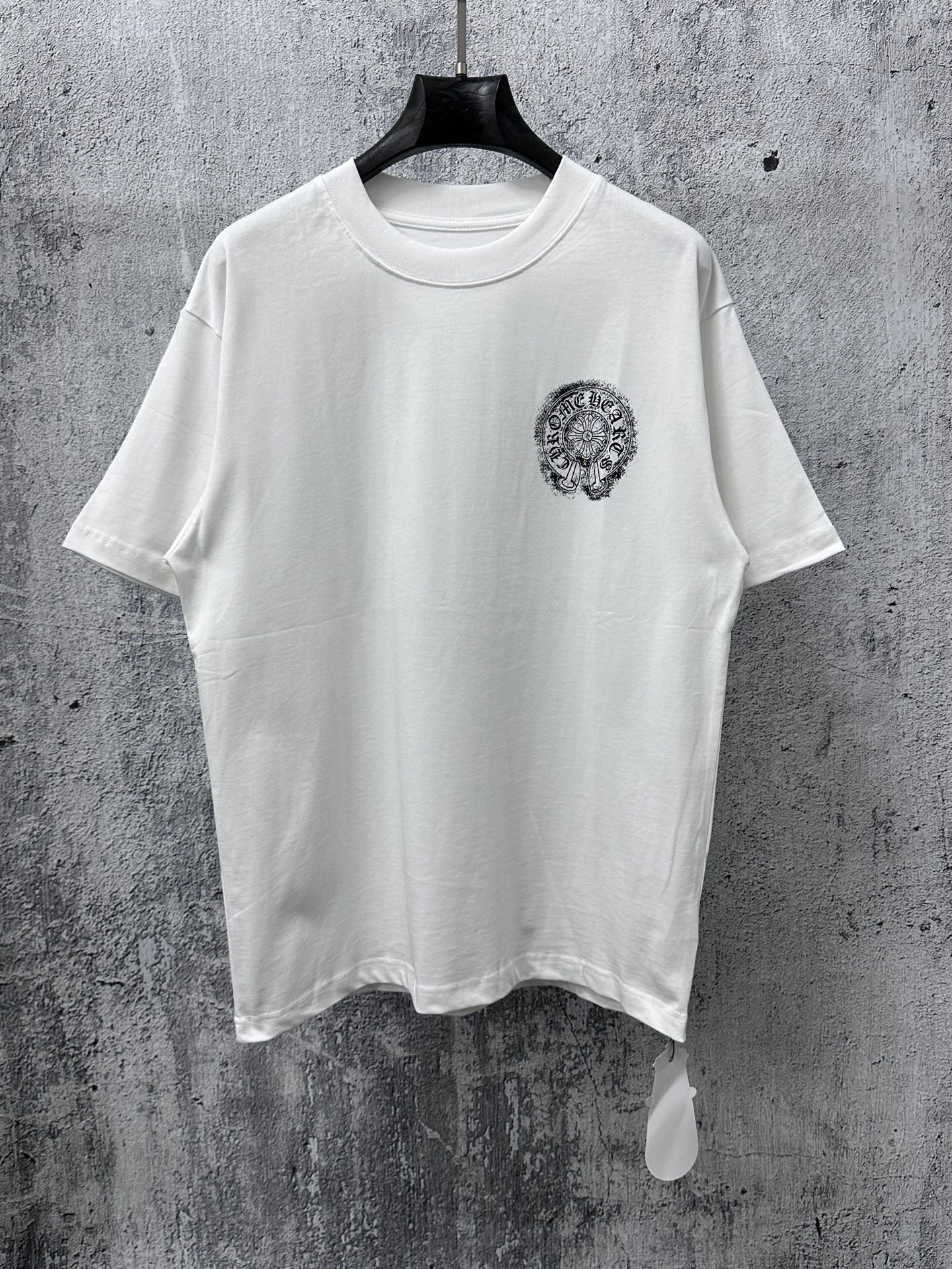 NO:732554,[ChromeHearts] Chrome Hearts 25ss printed round neck T-shirt, original fabric, official same style, short-sleeved T-shirt, customized 260g same vat dyed fabric, very comfortable to touch, the latest brick cabinet synchronization for spring and summer, fashionable and personalized, super versatile and good-looking, very suitable for both men and women, a must-have style, tag, collar label, washed wheat, complete with three labels, color: black, white, size XS-L, chrome hearts, chrome  hearts,T-shirt,tees,t-shirt,19860909【ChromeHearts】克罗心 25ss印花圆领T恤 原版面料 官方同款 短袖T恤 定制260克同缸染面料 手感非常舒服  春夏最新砖柜同步 时尚又个性 超级百搭好看 男女都非常合适 人手必备款 吊牌 领标 水洗麦 三标齐全 颜色: 黑色 白色 尺码XS-L,,chrome hearts,chrome hearts,T-shirt,tees，t-shirt,,Men's clothing