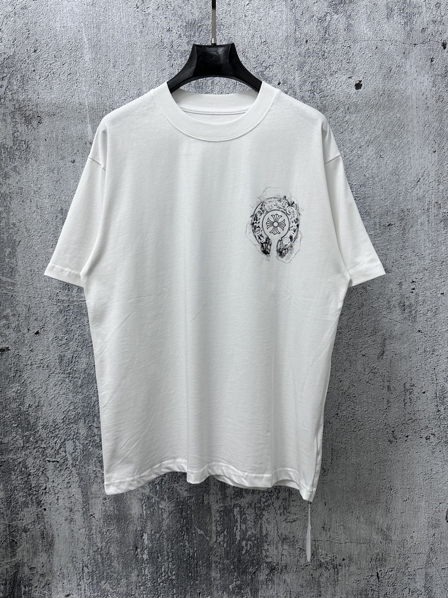 NO:732558,[ChromeHearts] ChromeHearts 26ss horseshoe pulped round neck T-shirt. Original fabric. Official same style. Short-sleeved T-shirt. Customized 260g vat-dyed fabric. Very comfortable to touch. The latest brick cabinet synchronization for spring and summer. Fashionable and personalized. Super versatile and good-looking. Very suitable for both men and women. A must-have for everyone. Tag, collar label, washed wheat, three labels complete. Color: black, white, size XS-L, chrome hearts, chrome  hearts,T-shirt,tees,t-shirt,19860909【ChromeHearts】克罗心 26ss马蹄拉浆圆领T恤 原版面料 官方同款 短袖T恤 定制260克同缸染面料 手感非常舒服  春夏最新砖柜同步 时尚又个性 超级百搭好看 男女都非常合适 人手必备款 吊牌 领标 水洗麦 三标齐全 颜色: 黑色 白色 尺码XS-L,,chrome hearts,chrome hearts,T-shirt,tees，t-shirt,,Men's clothing