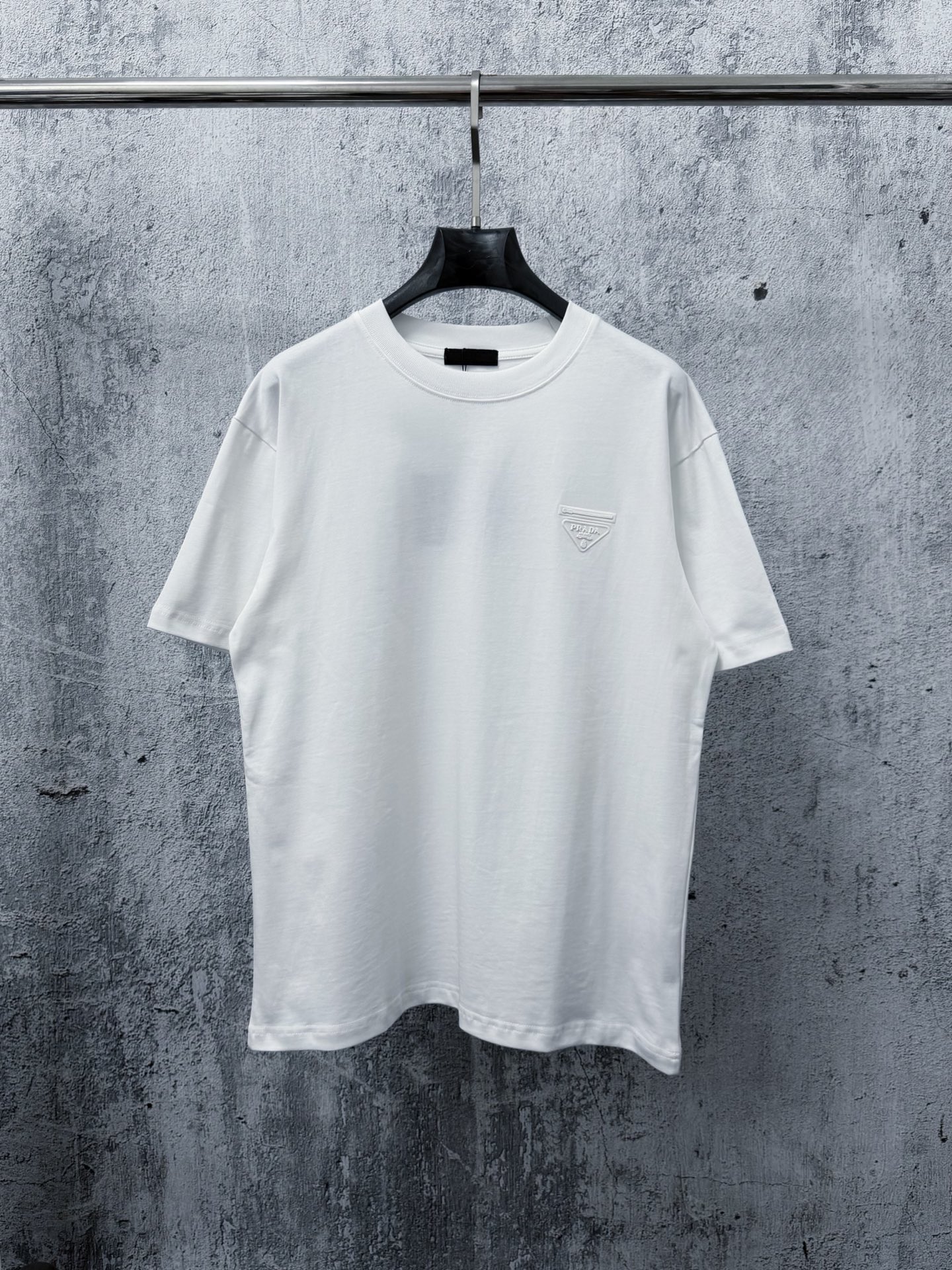 P85 [Prada] Camiseta triangular de manga corta Prada 26ss 280 g de algodón personalizado, tejido suave y cómodo, nueva …