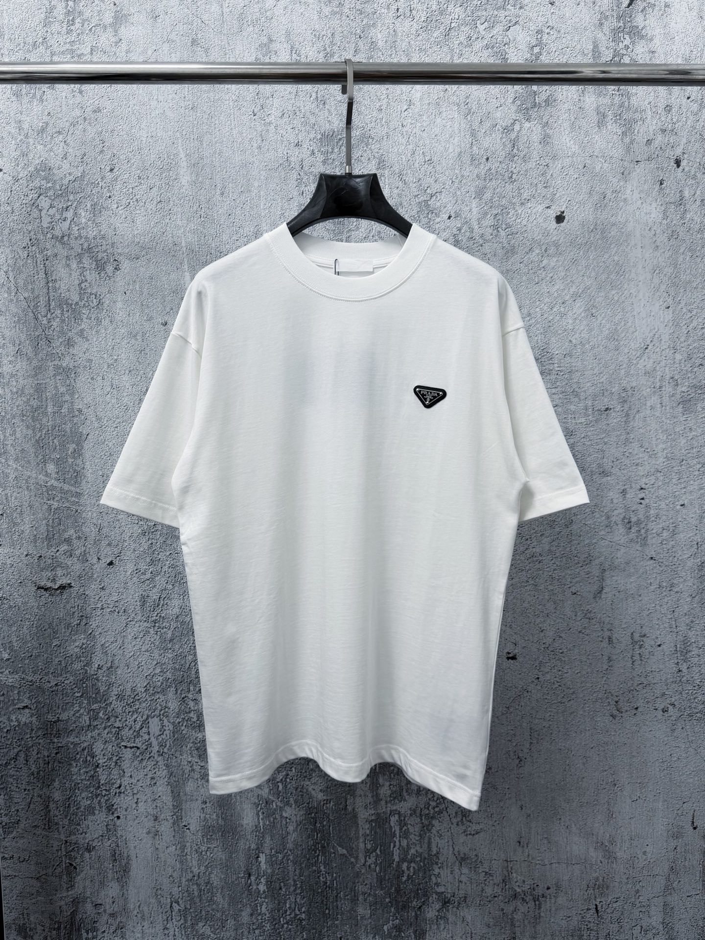 P85 【PRADA】¡Las nuevas camisetas de cuello redondo de primavera y verano de Prada están disponibles tanto para hombres …