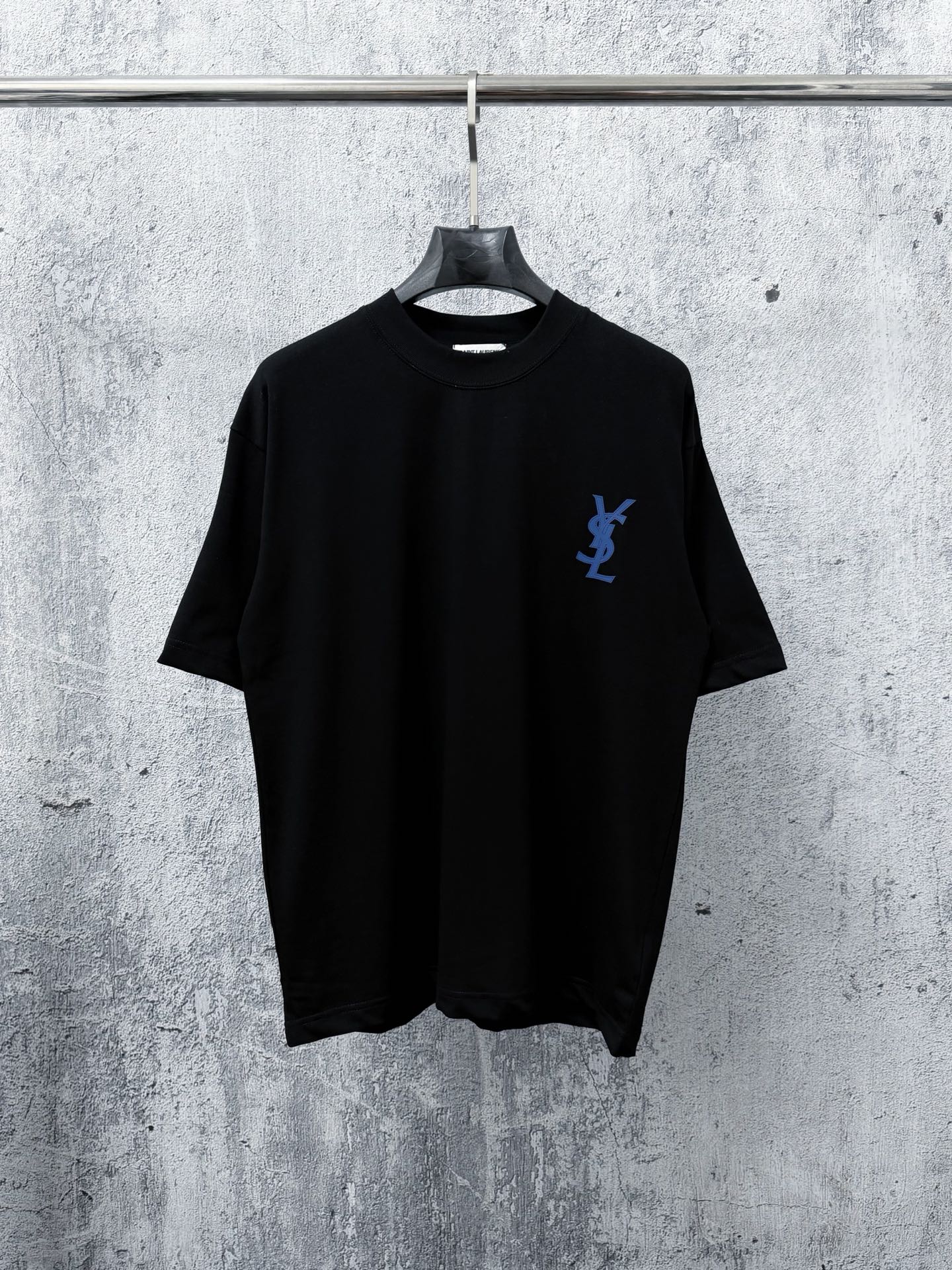 P85 【YSL】圣罗兰 经典字母胶片短袖t恤 超经典明星通勤必备单品260g双纱纯棉!纯棉柔软面料 对色定染面料， 潮流感十足 定染纯棉面料，os版型，三标齐全，男女同款。 颜色：黑色，白色 尺码：XS-L