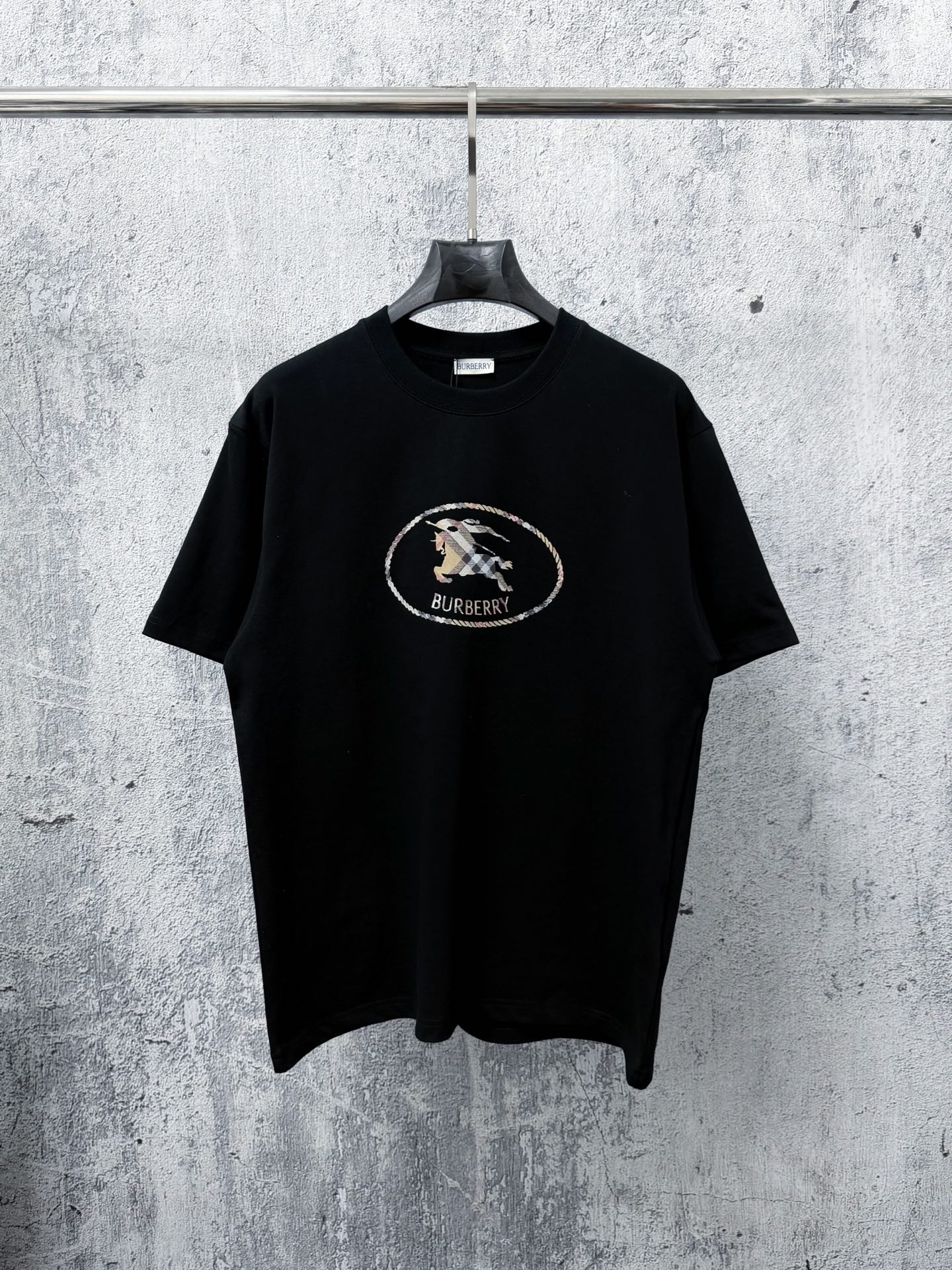 P85 [Burberry] Camiseta Burberry con estampado de caballo de guerra, versión alta de manga corta. Patrón impreso con el…