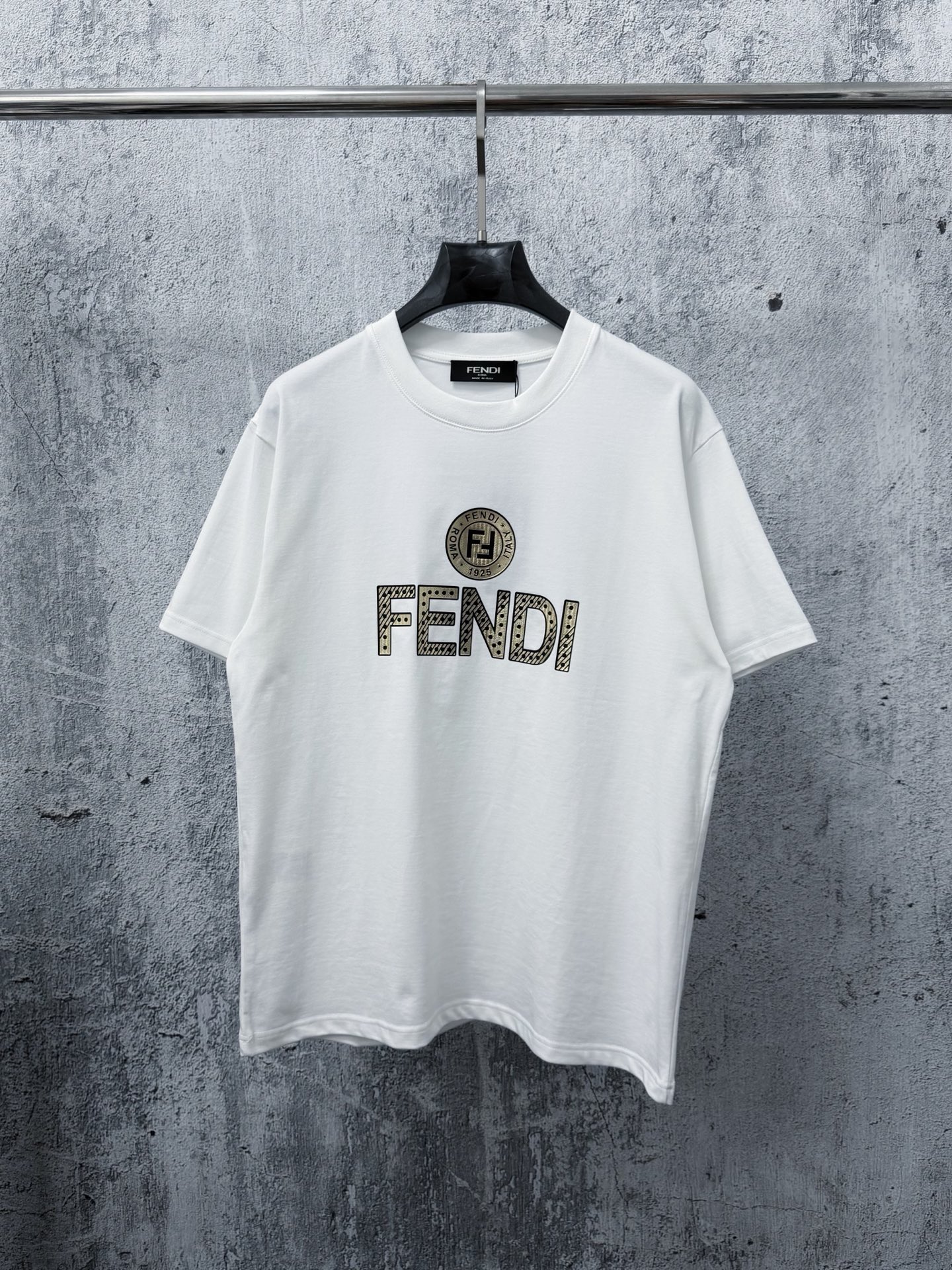 P85 【FENDI】Fendi camiseta de manga corta plateada metalizada para hombre y mujer! Seleccionada tela de algodón puro de …