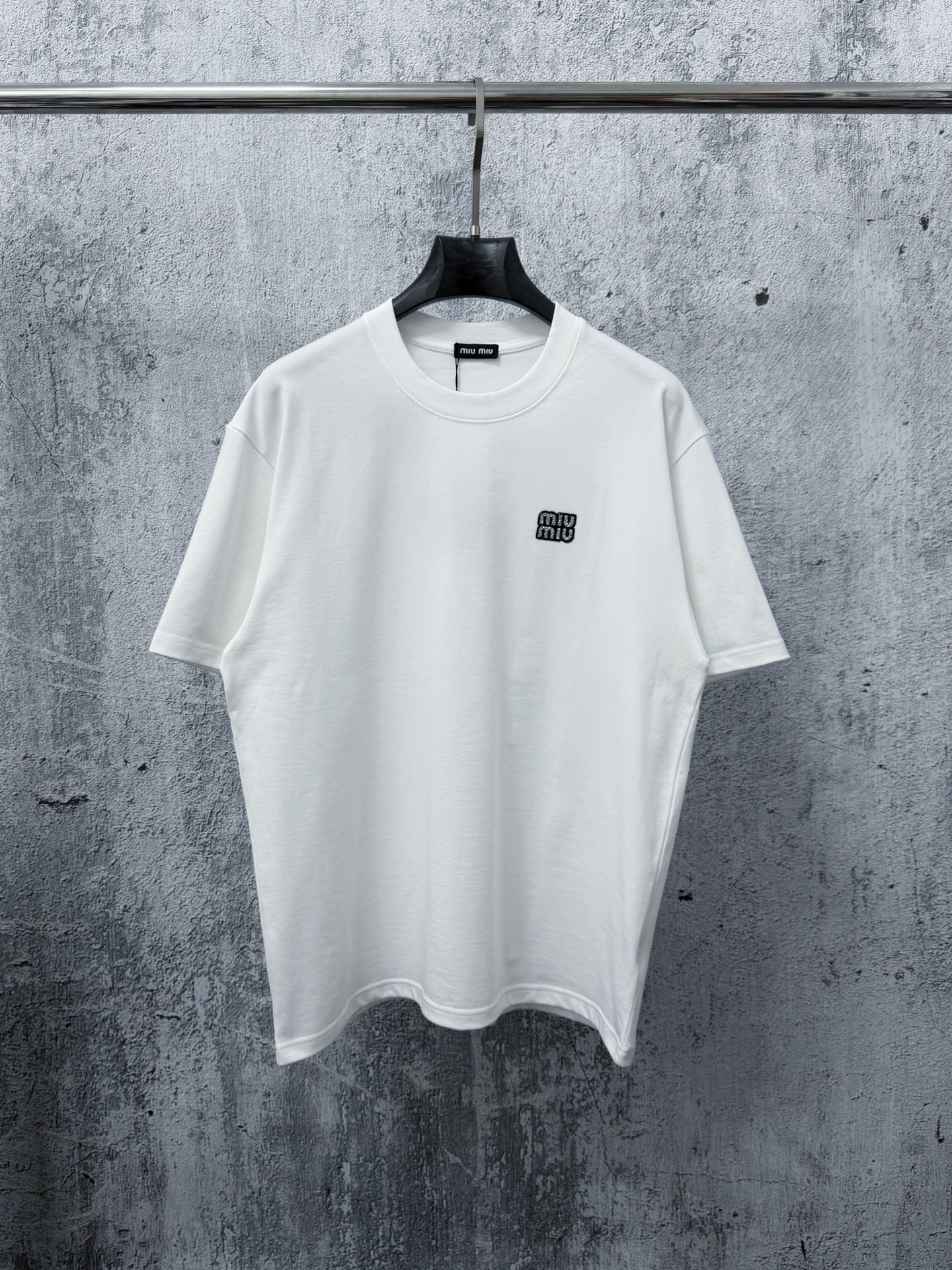 P85 【Miu Miu】Camiseta de manga corta unisex con cristales termoadhesivos 26S. Con algodón de doble hilo de 260 g. Desta…