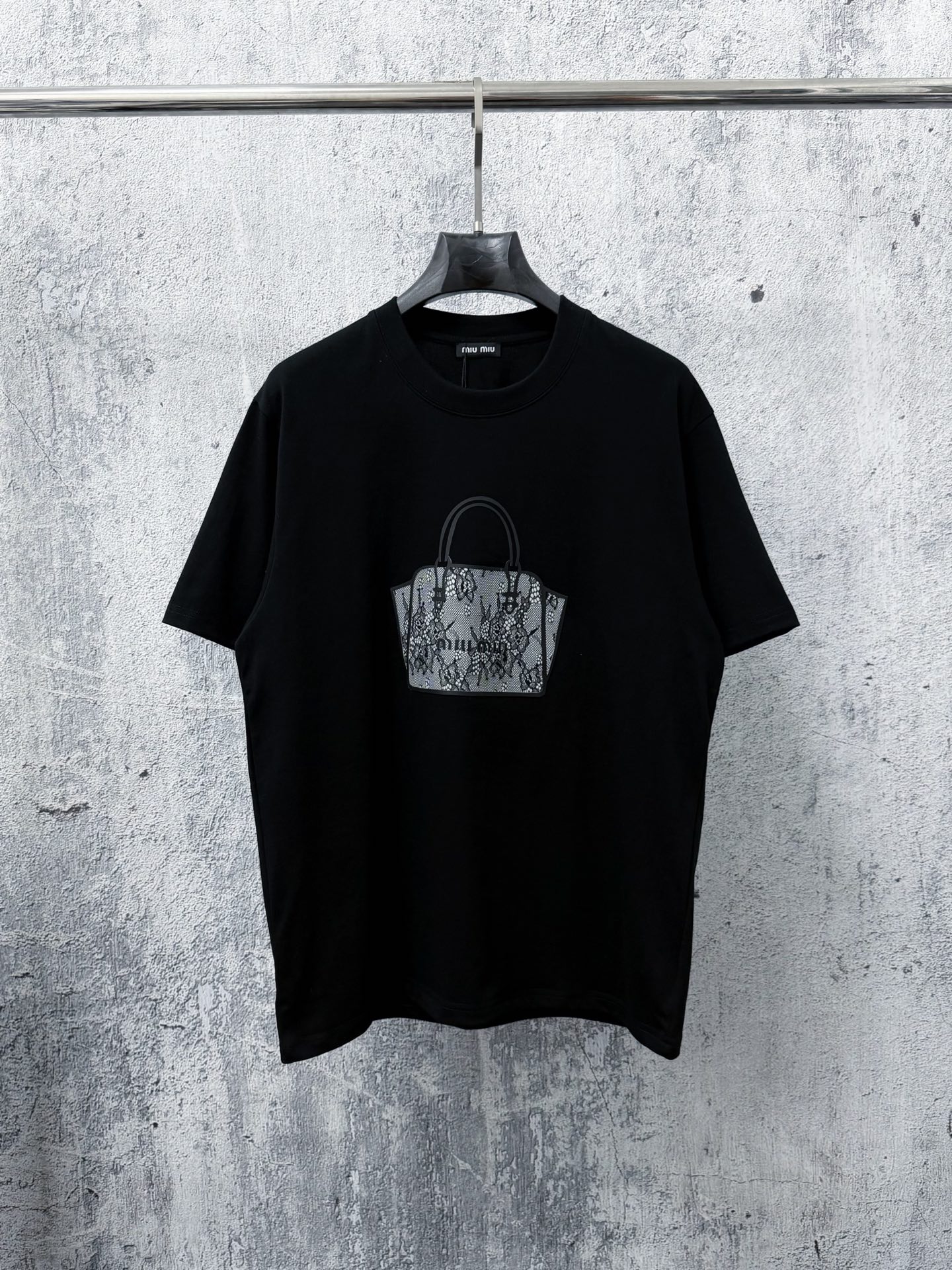 P85 【Miu Miu】Camiseta de manga corta unisex con estampado de bolso de encaje 26S. Con algodón de doble hilo de 260 g. D…
