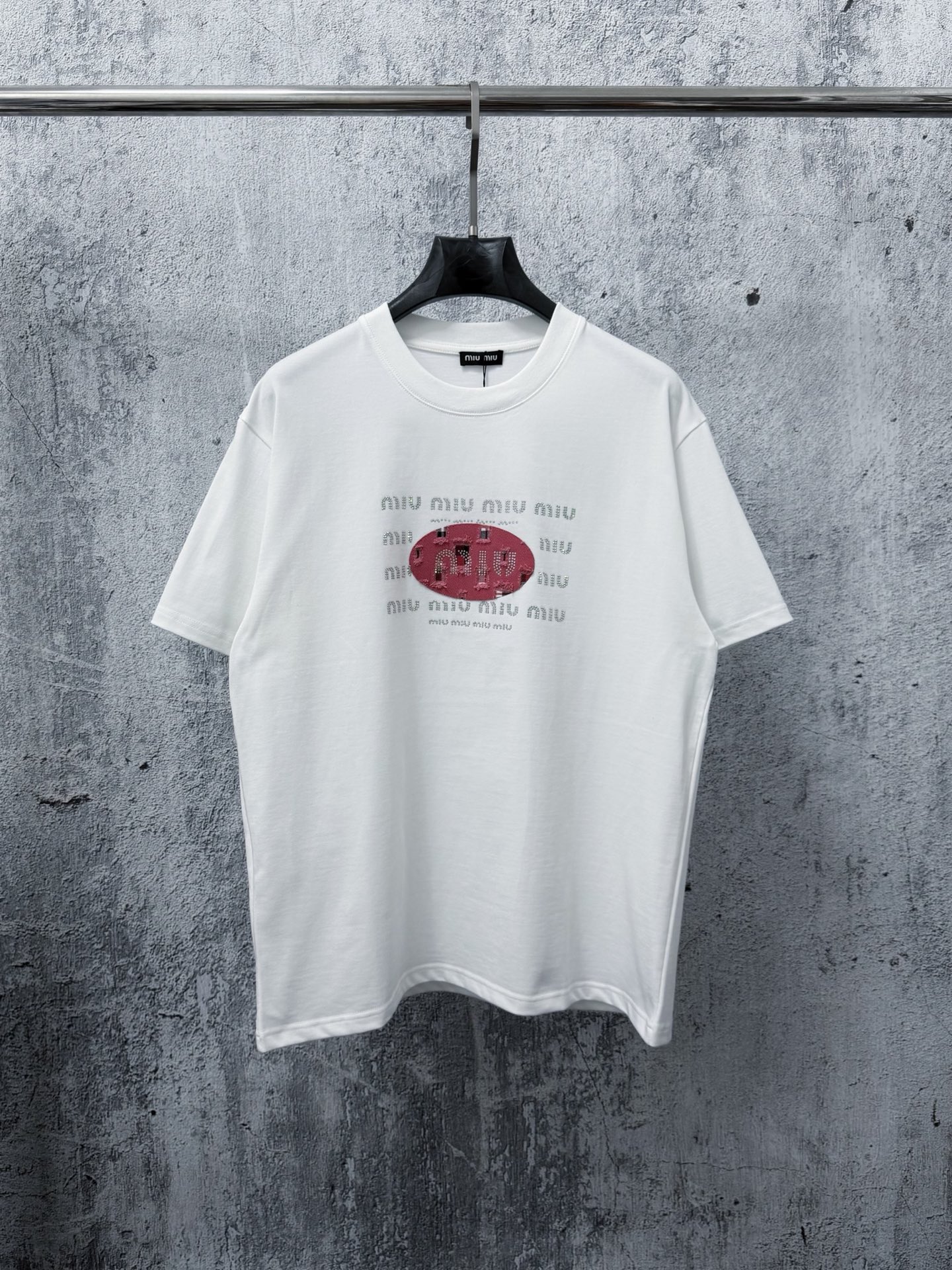 P85 【Miu Miu】Camiseta de manga corta unisex con parche y cristales prensados. Con algodón de doble hilo de 260 g. Desta…