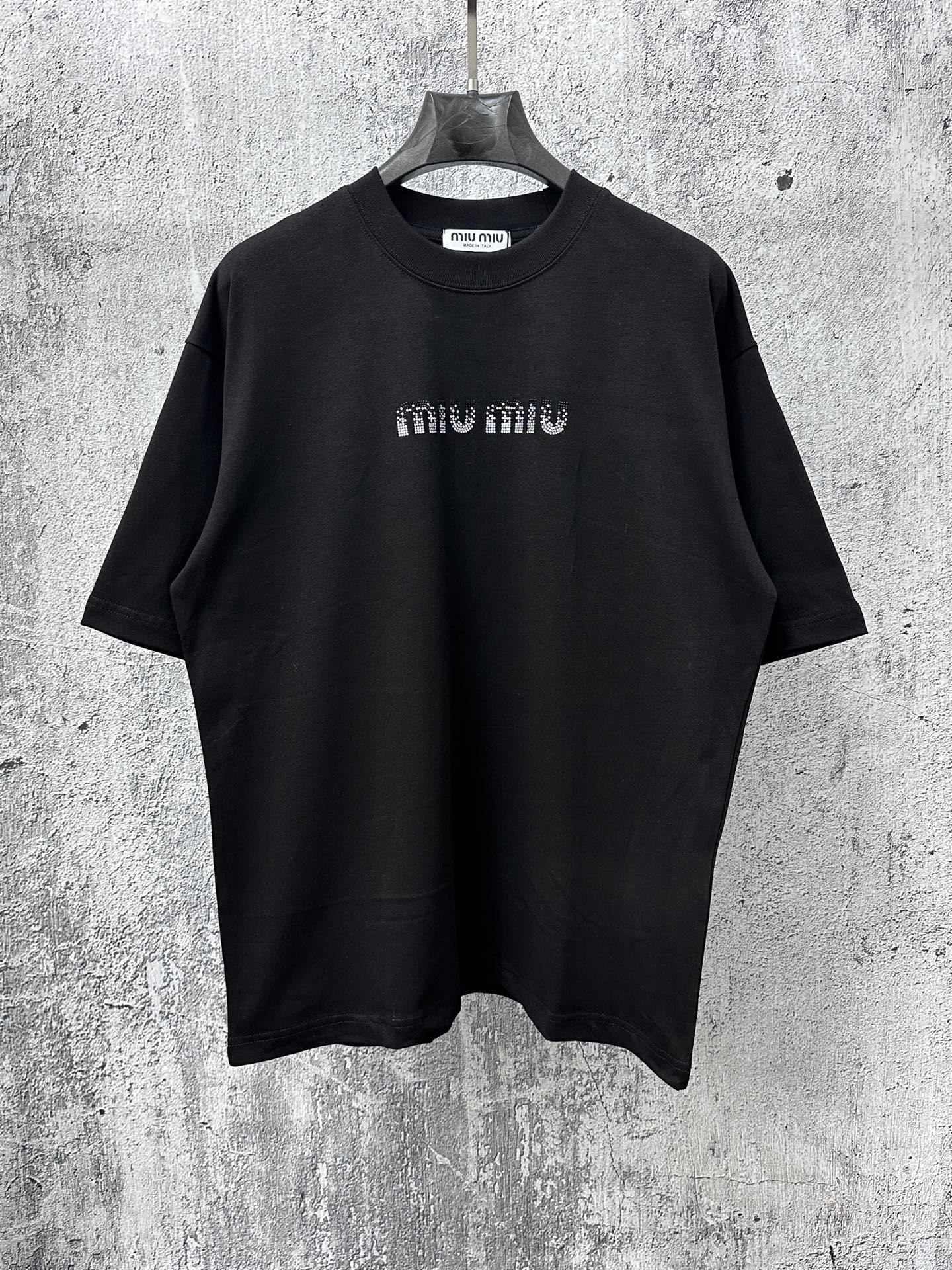 P85 【Miu Miu】Camiseta de manga corta con letras y cristales, nuevo modelo. Con algodón de doble hilo de 260 g. Destaca …