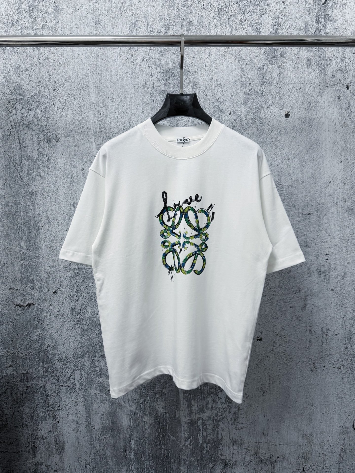 ￼ P85 【LOEWE】 Camiseta de manga corta con logotipo impreso y pegado, cuello redondo. Utiliza tela de algodón 100% de do…
