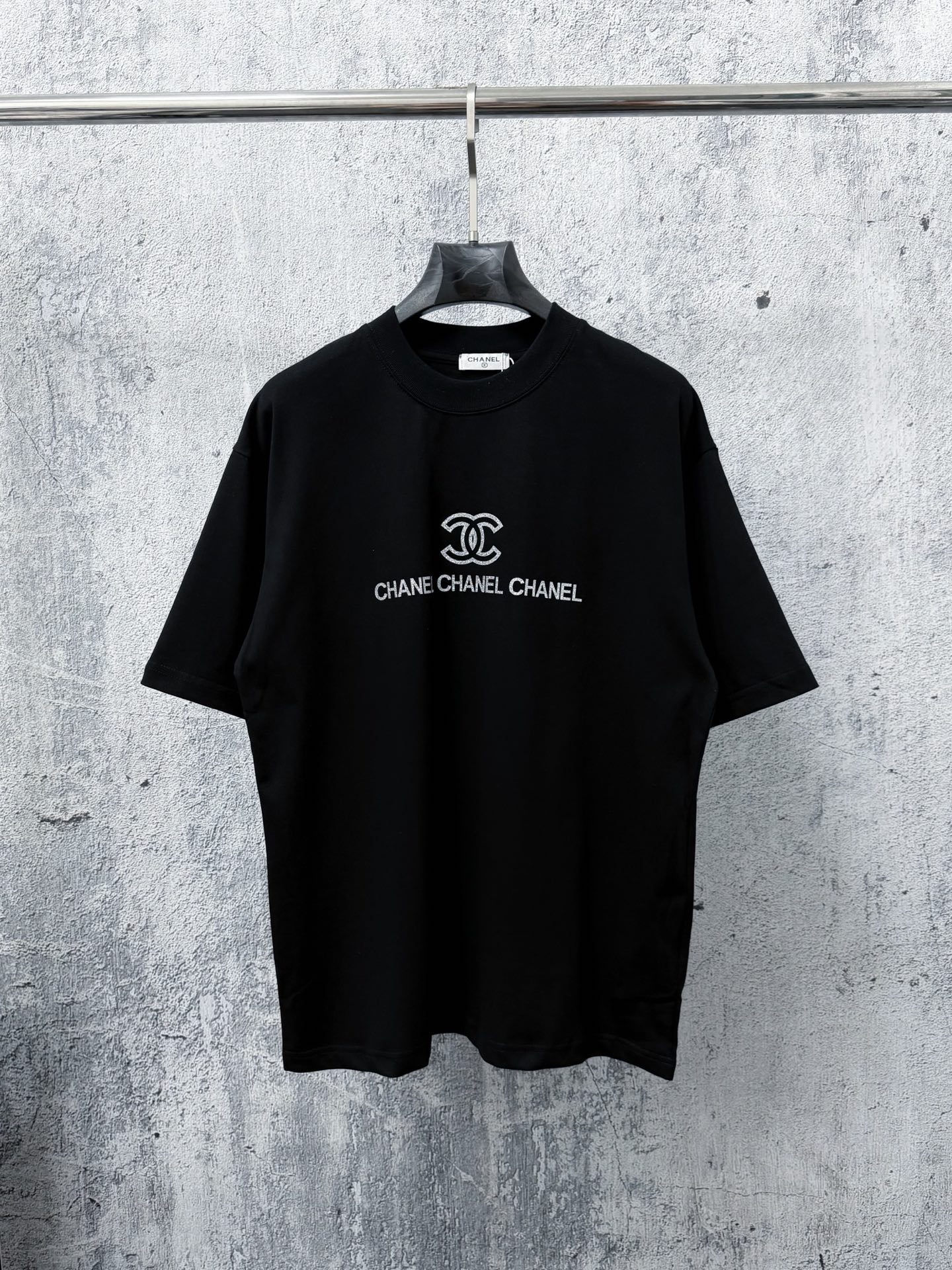 P85 【CHanel】Camiseta de manga corta unisex con estampado de partículas de polvo plateado. Tela: algodón puro …