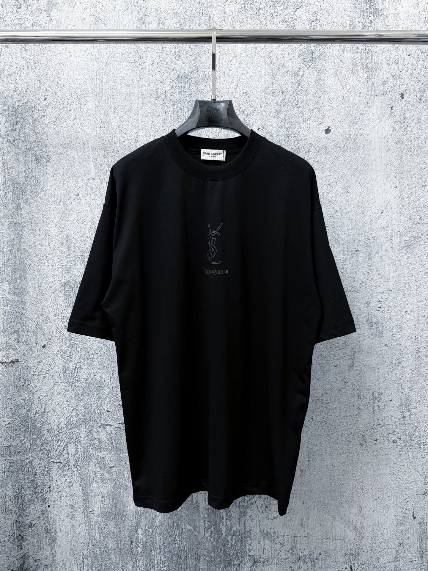 ￼ P85 【YSL】圣罗兰 经典发泡logo印花短袖t恤 超经典明星通勤必备单品280双纱纯棉!纯棉柔软面料 对色定染面料， 潮流感十足 定染纯棉面料，os版型，三标齐全，男女同款。 颜色：黑色，白色 尺码：XS-L