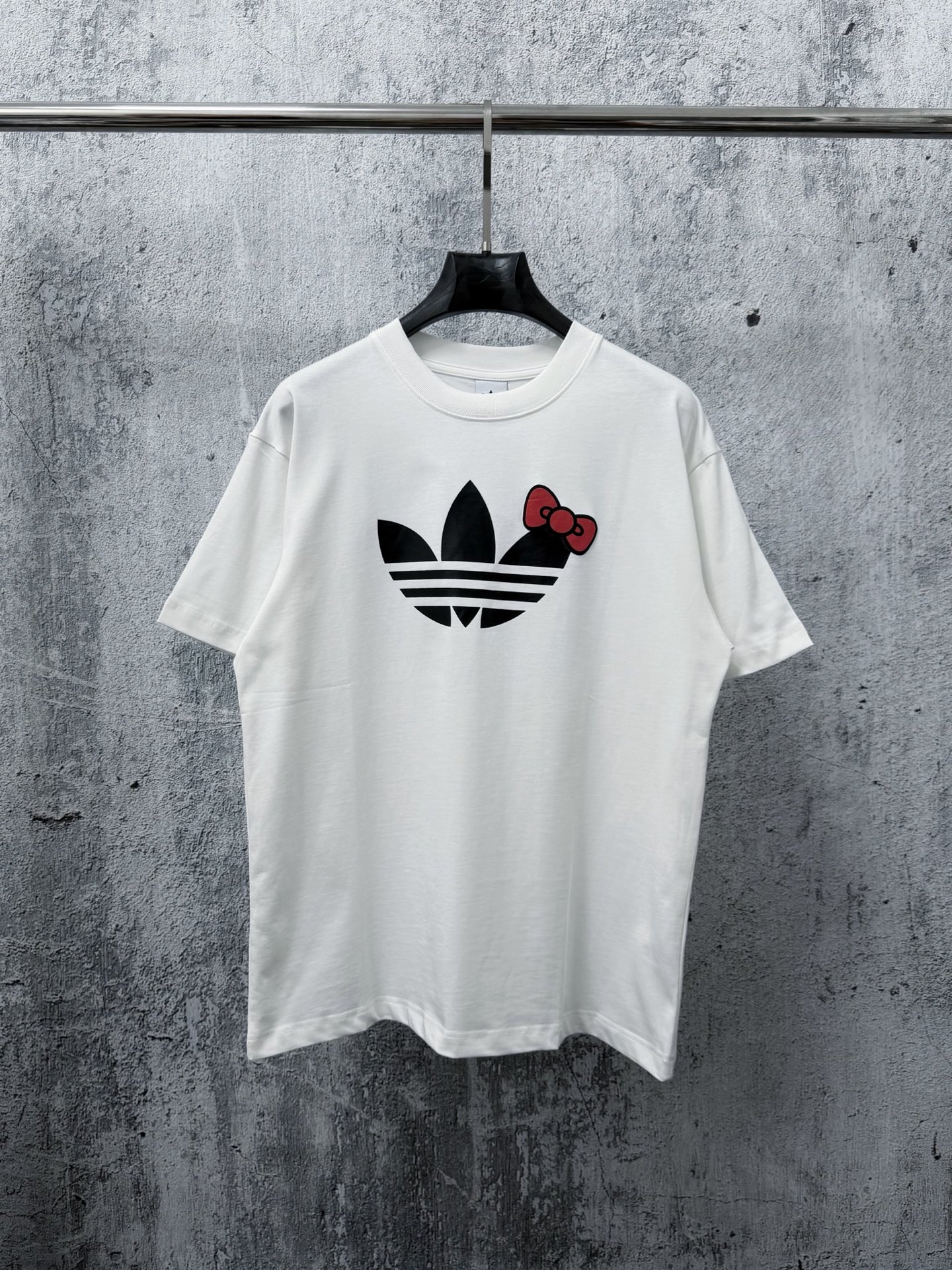 P70 [HellokittyAdidas] camiseta de cuello redondo de manga corta con estampado de lazo tridimensional en relieve de la …