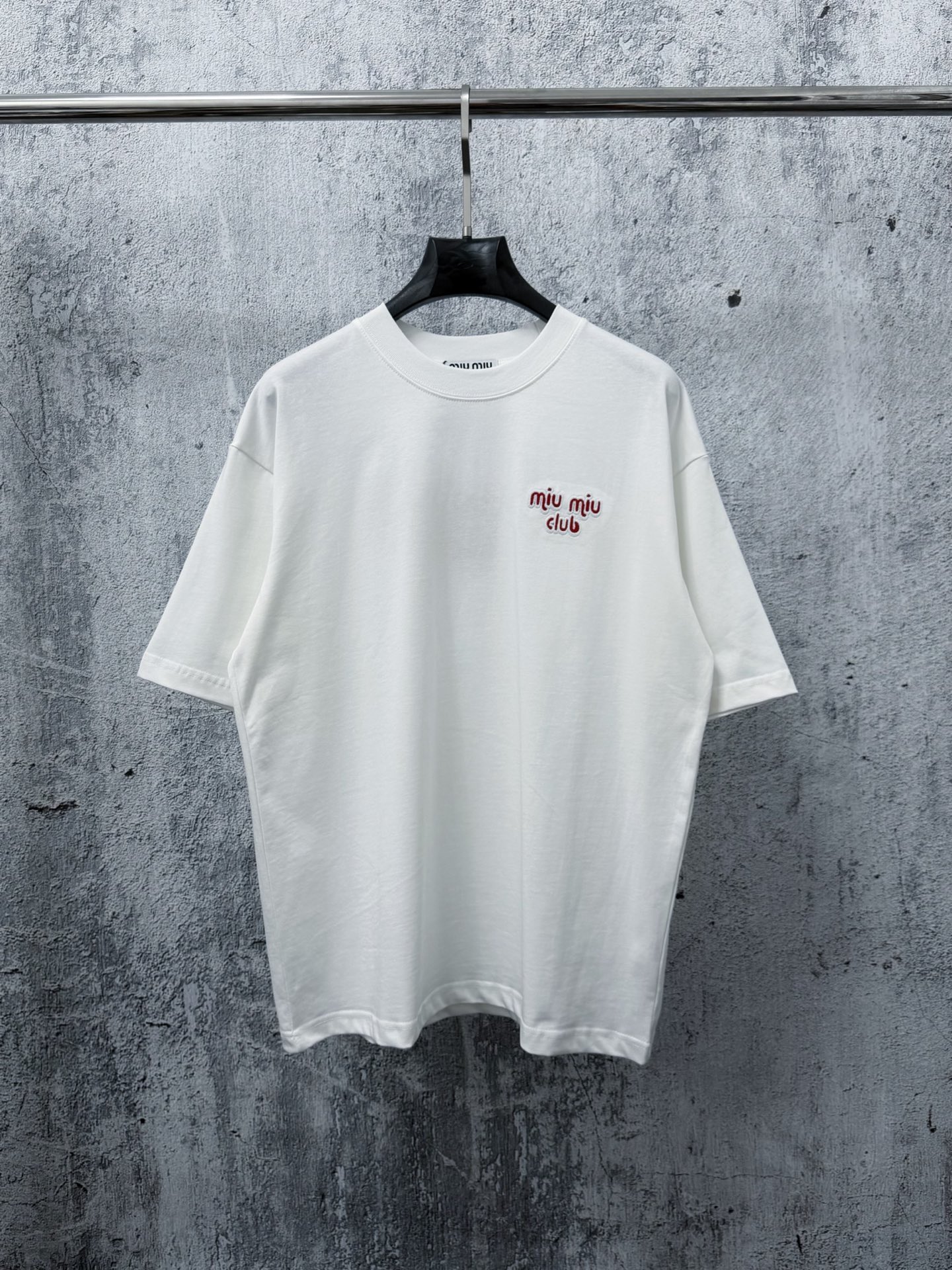 P85 【Miu Miu】Camiseta de bordado de alta costura 26Ss, algodón de doble hilo de 280g, destaca en líneas simpl…