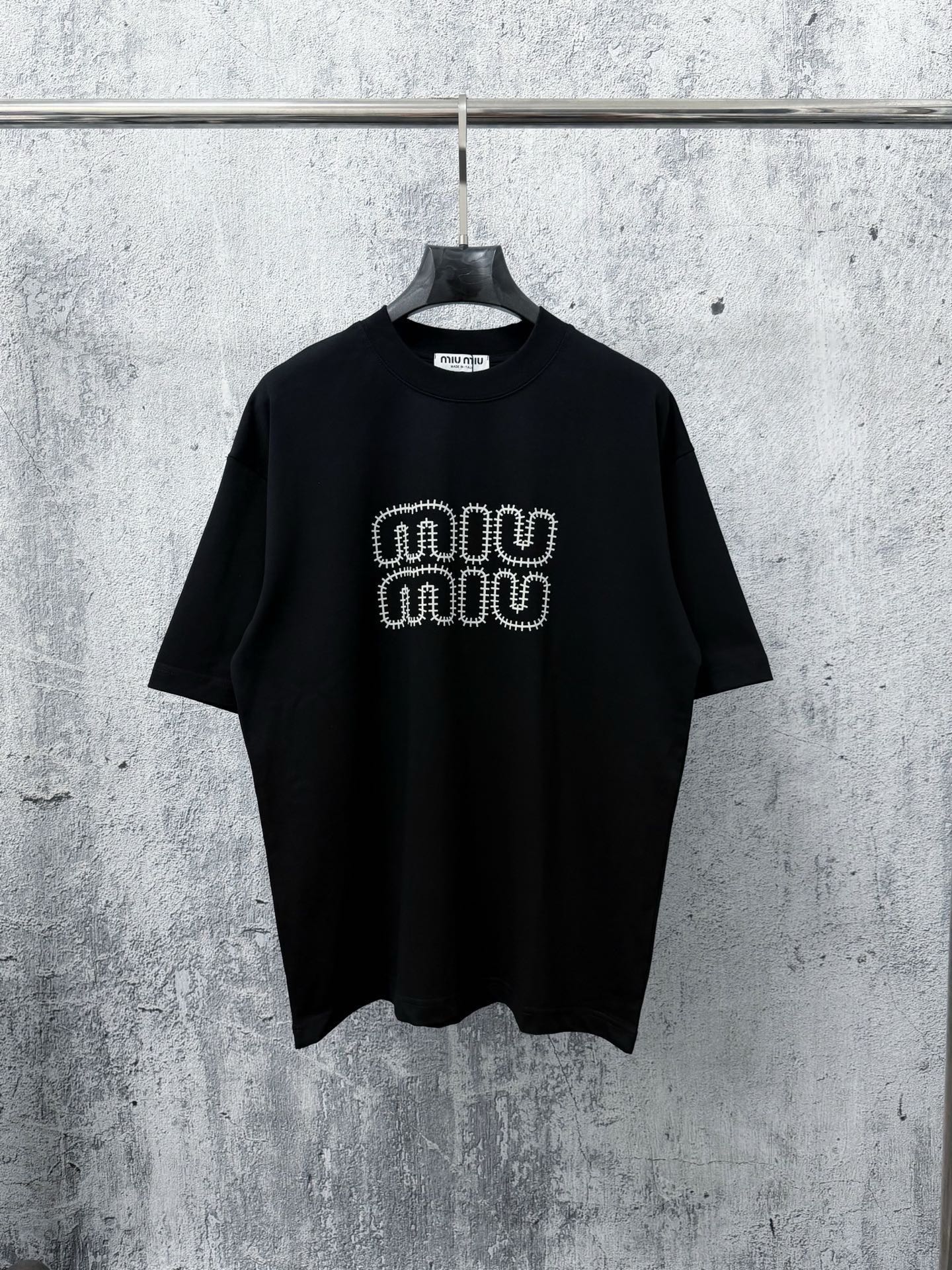 P70 【Miu Miu】Camiseta de letras de felpa nueva para hombre y mujer, algodón de doble hilo de 289g, destaca en…