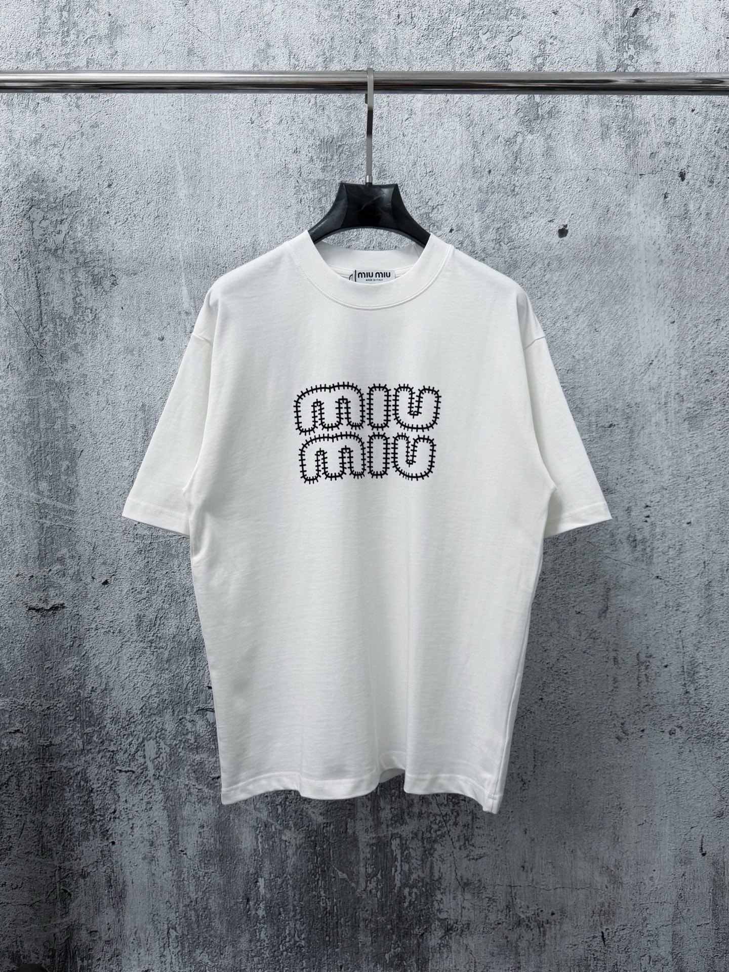 P70 【Miu Miu】Camiseta de letras de felpa nueva para hombre y mujer, algodón de doble hilo de 289g, destaca en…