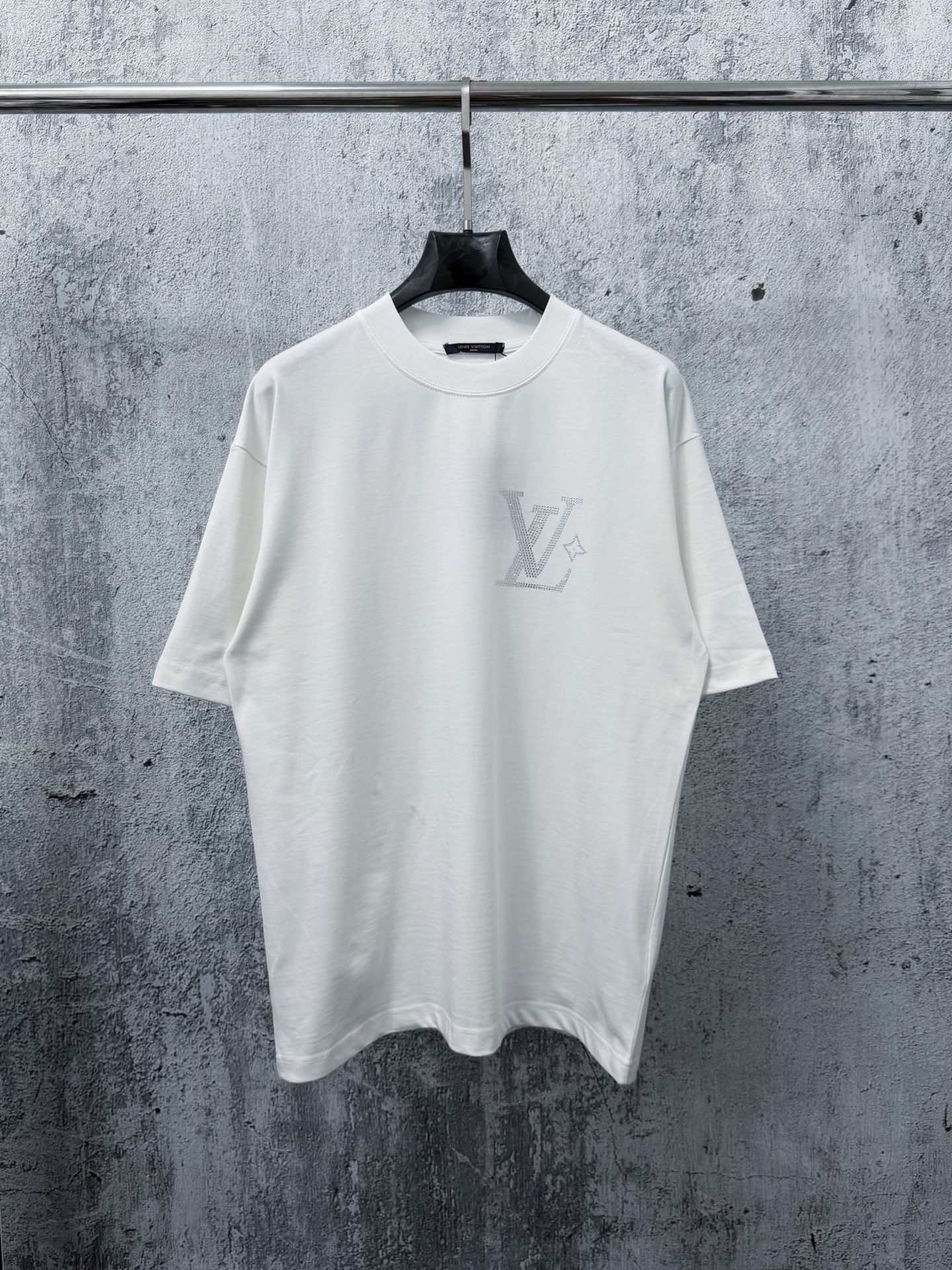 P70 【LOUIS VUITTON】Camiseta unisex con logo de strass nuevo modelo 2026ss, tejido de 280g doble hilo, diseno de letras …