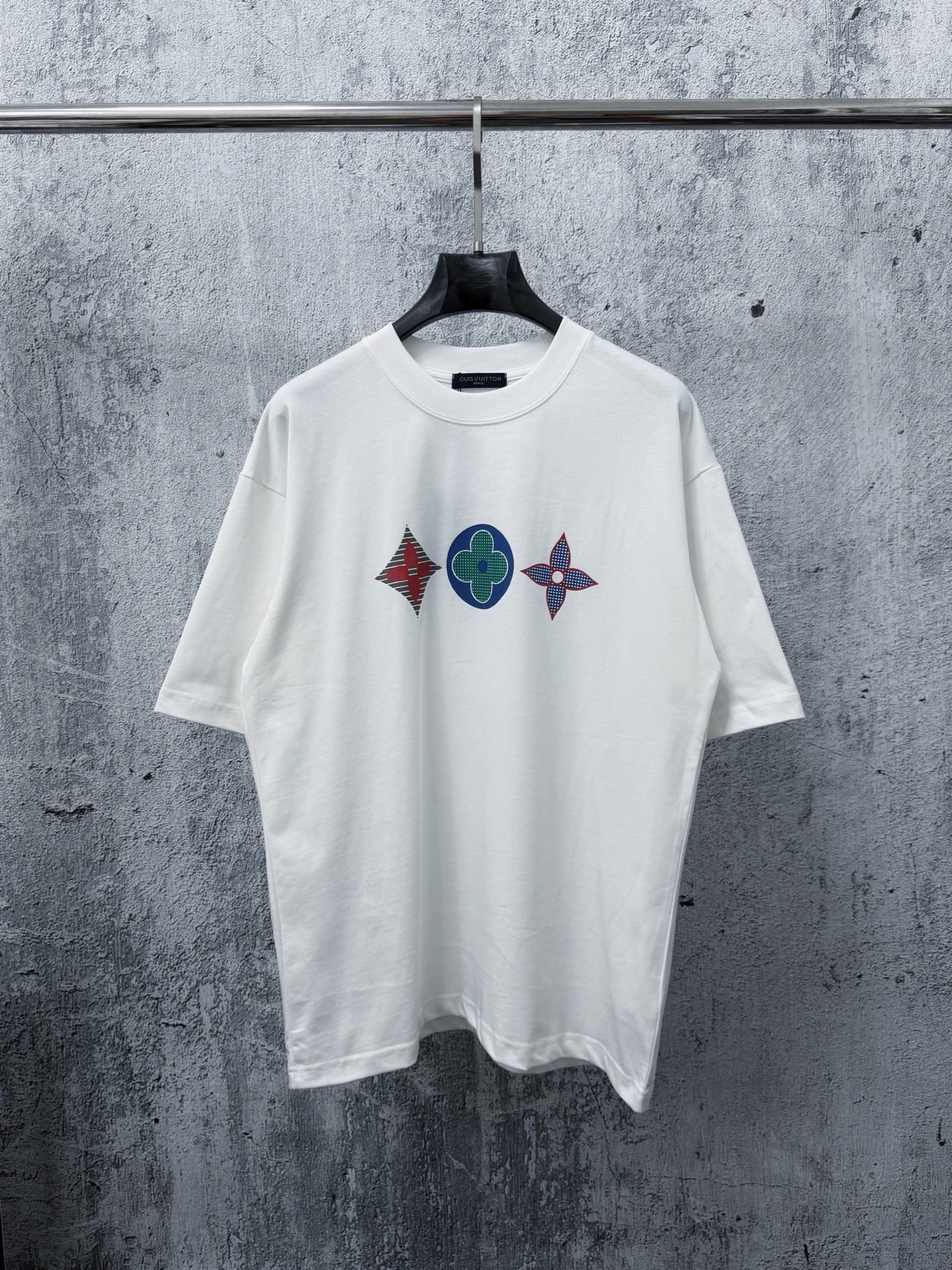 P70 【LOUIS VUITTON】Camiseta unisex con logo de trébol de cuatro hojas nuevo modelo, tejido de 280g doble hilo, diseno d…
