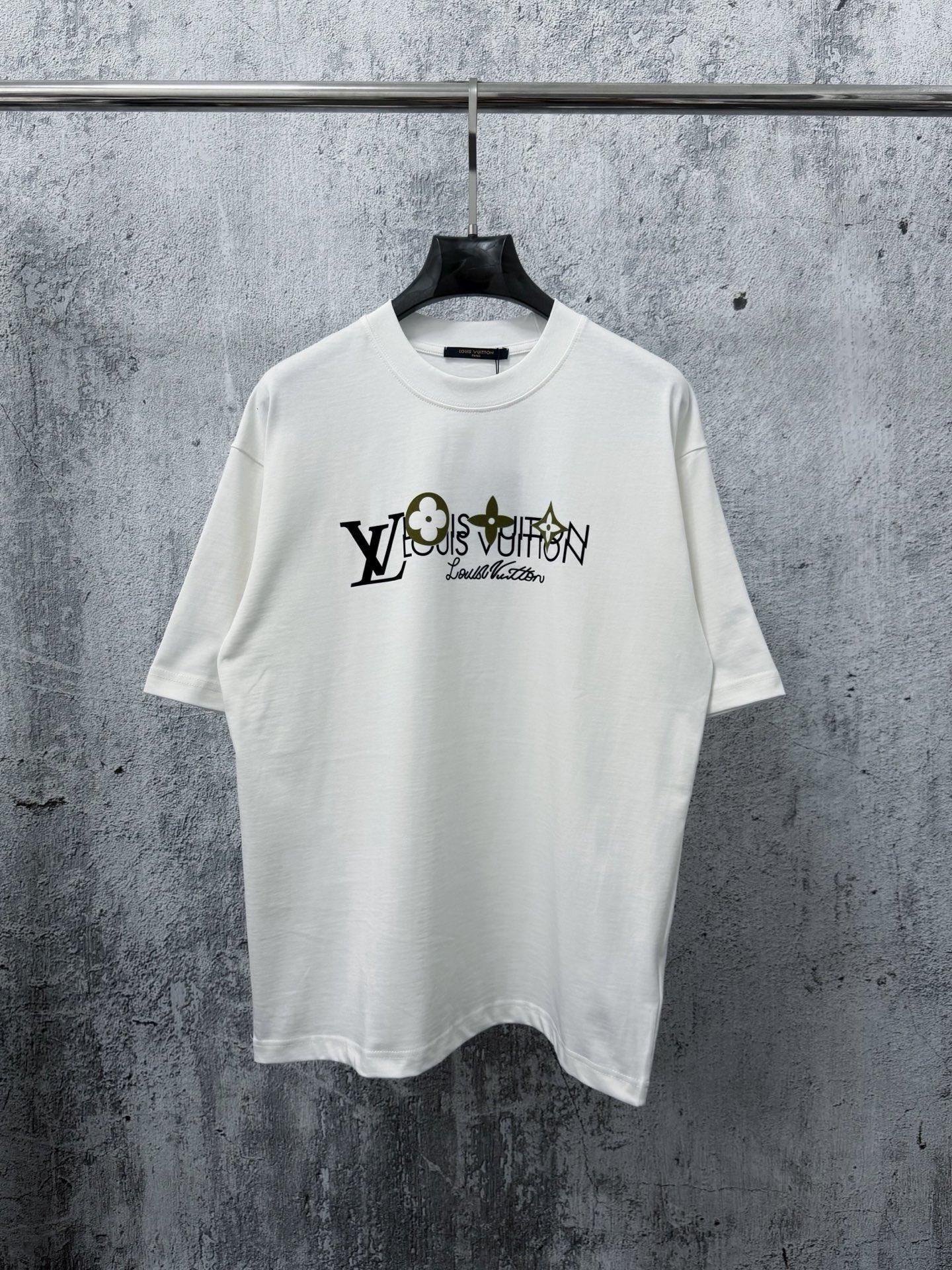 P70 【LOUIS VUITTON】Camiseta unisex con estampado de terciopelo Louis! Tejido de 280g doble hilo, diseno de letras borda…