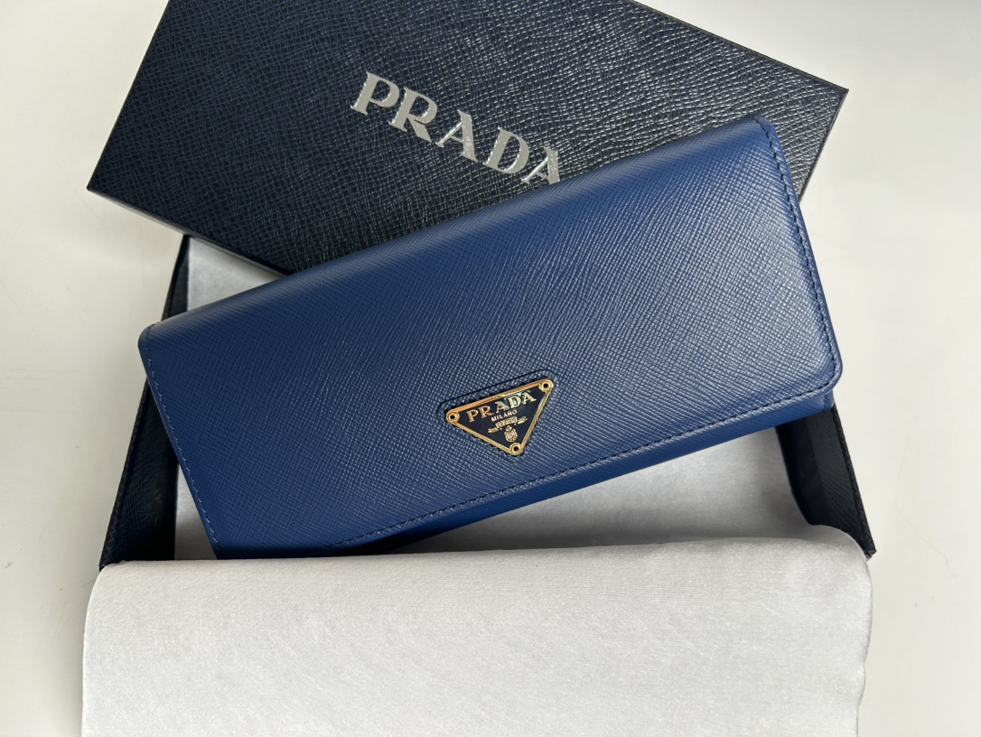 NO:671701,,P lady's flip wallet, model 1MH132, royal blue, made of imported cross-grain cowhide, original quality, size 18.7x9.5cm, real shot, what you see is what you get, Prada, prada, cowhide19860909,P家女士翻盖皮夹,型号1MH132,宝蓝色,进口十字纹牛皮制作,原单品质,尺寸18.7x9.5cm,实物拍摄,所见即所得,普拉达,prada,cowhide,欧美剧