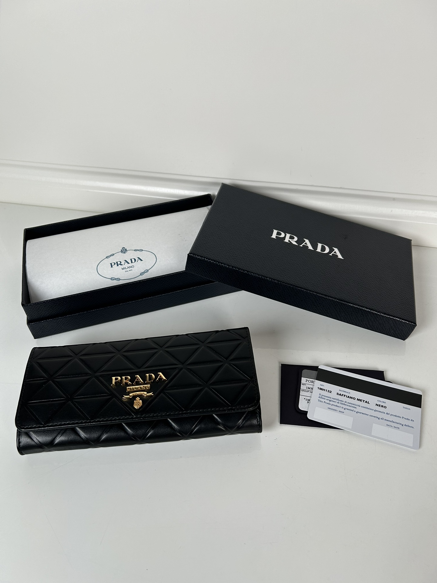 NO:670988,,P lady's flip wallet, model 1MH132, made of black imported plain Nabo leather, original quality, size 18.7x9.5cm, actual photo, what you see is what you get, Prada, prada, cowhide19860909,P家女士翻盖皮夹,型号1MH132,黑色进口平纹纳柏牛皮制作,原单品质,尺寸18.7x9.5cm,实物拍摄,所见即所得,普拉达,prada,cowhide,欧美剧