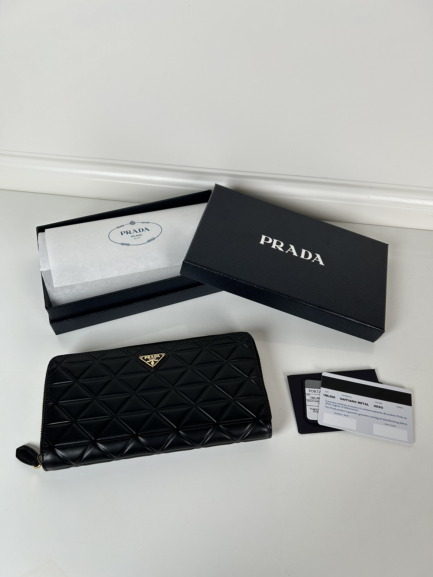 NO:670993,, P family Nabo wallet, (black Nabo leather grid) model 1ML506, unisex style, unit quality, made of imported calfskin, size 20×10.3cm, 175 steel stamp, Prada, prada, cowhide19860909,P家纳柏皮夹,（黑色纳柏皮压格）型号1ML506,男女通用款,元单品质,进口小牛皮制作,尺寸20×10.3cm,175钢印,普拉达,prada,cowhide,欧美剧