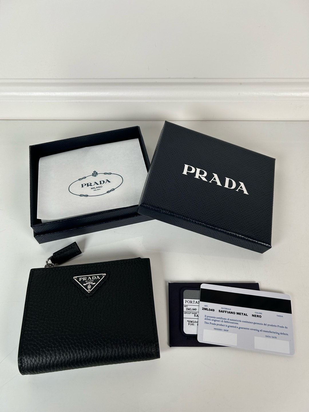 NO:672381,,P family unisex short wallet, model 2ML049, made of black deerskin, eight card slots, one receipt compartment, one zipper coin bag, length 11.5cm, height 9.5cm, 175 steel stamp, meticulous workmanship as shown in the picture, Prada, prada, wallets19860909,P家男女通用短款钱包,型号2ML049,黑色鹿皮制作,八卡位,一个票据隔层,一个拉链零钱袋,长度11.5cm高度9.5cm,175钢印,做工细致工整如图可见,普拉达,prada,wallets,欧美剧
