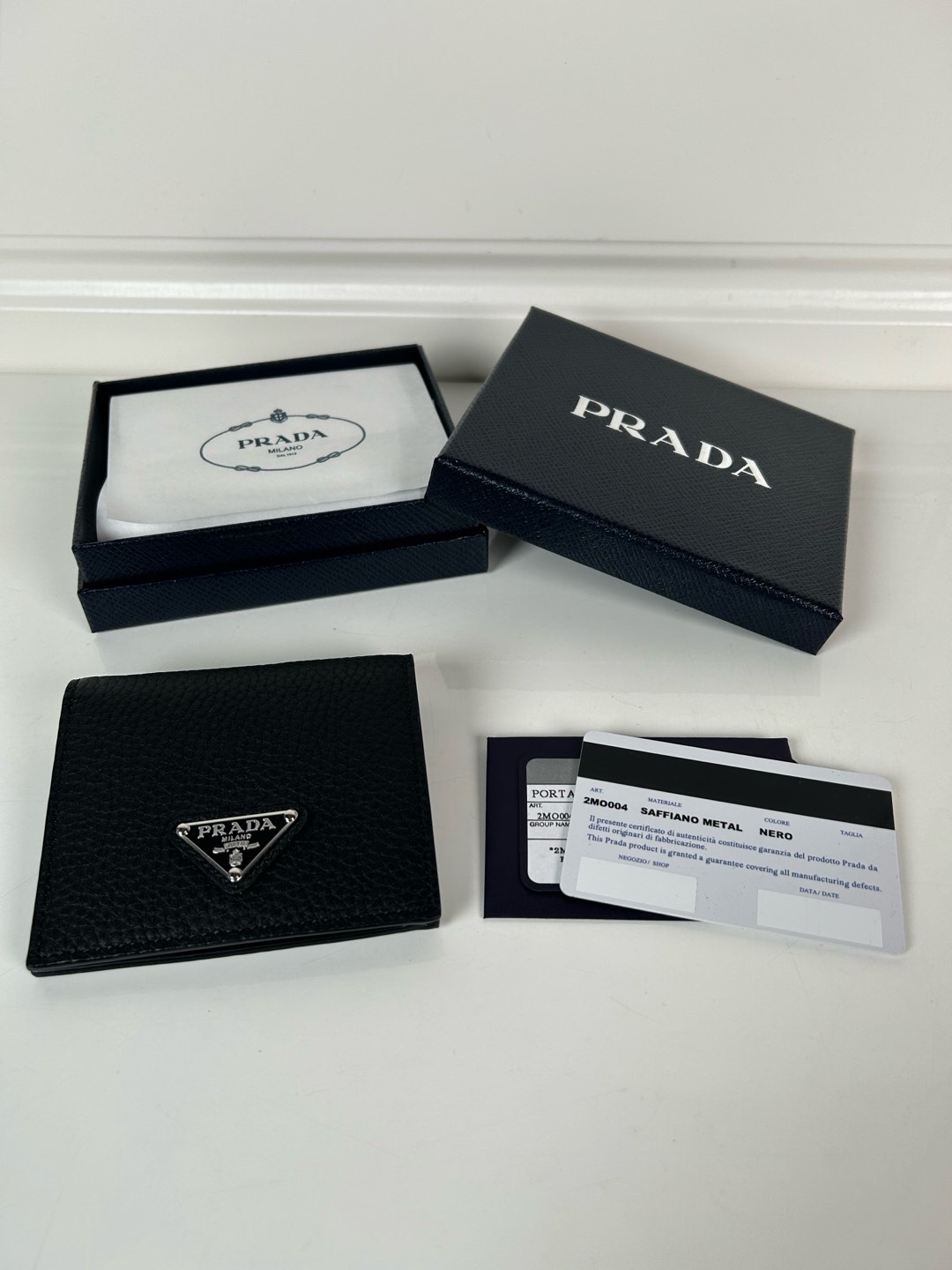 NO:672388,,P family unisex short wallet, (upgraded version) model 2MO004 upgraded version made of deerskin, eight card slots, length 9cm height 10cm, 175 steel stamp, meticulous workmanship as shown in the picture, Prada, prada, wallets19860909,P家男女通用短款钱包,（升级版）型号2MO004升级版鹿皮制作,八卡位,长度9cm高度10cm,175钢印,做工细致工整如图可见,普拉达,prada,wallets,欧美剧