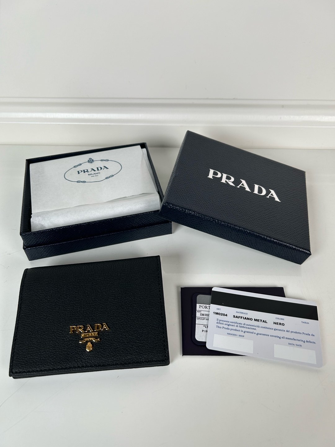 NO:671893,, P family women's two-fold short clip, model 1M0204, made of fine-grained deerskin, length 11.2 height 9.5cm, simple and practical to enhance personal taste, 175 steel stamp, Prada, prada19860909,P家女士两折短夹,型号1M0204,细纹鹿皮制作,长度11.2高度9.5cm,简单实用提升个人品味的一款,175钢印,普拉达,prada,欧美剧