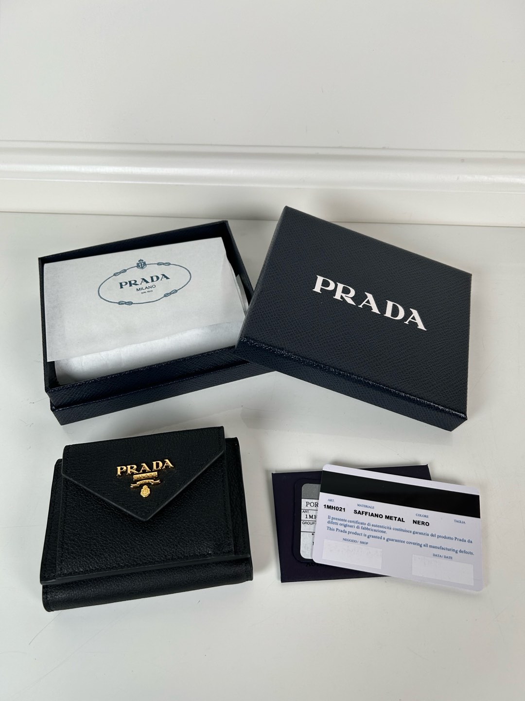 NO:671896,,P's women's mini tri-fold wallet, model 1MH021, fine-grained deerskin, length 10cm, height 7.5, one receipt compartment, three card slots inside, one external coin pocket, the actual shooting quality is as shown, Prada, prada, wallets19860909,P家女士迷你三折钱包,型号1MH021,细纹鹿皮,长度10cm高度7.5,一个票据隔层,内带三个卡糟,一个外部零钱袋,实物拍摄品质如图,普拉达,prada,wallets,欧美剧