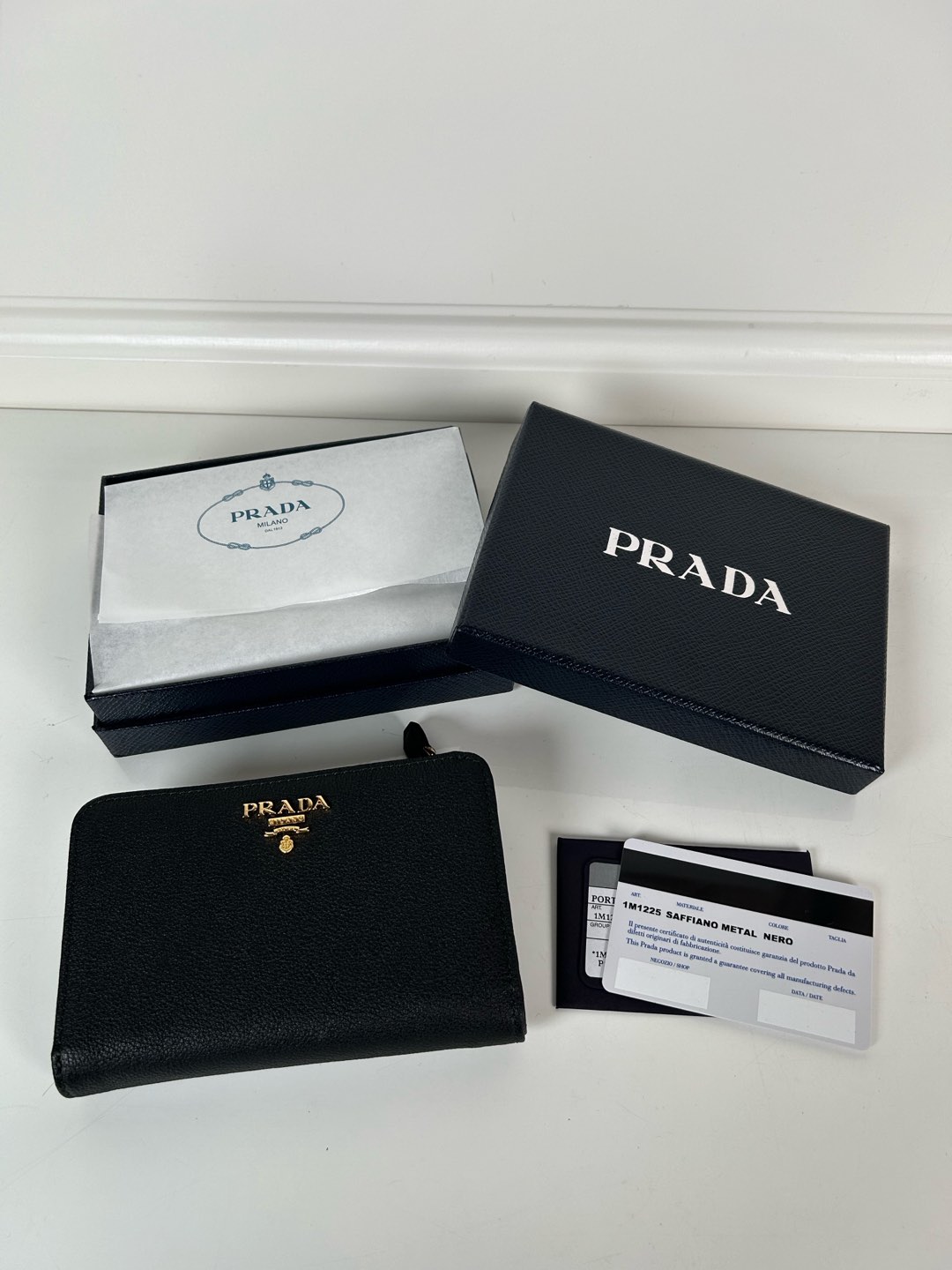 NO:671899,,P's women's fine deer grain leather short clip, unit quality, model 1M1225, ten card slots, two ID pockets, a zippered zero pocket compartment, size 14x9.5cm., Prada, prada19860909,P家女士细鹿纹皮短夹,元单品质,型号1M1225,十个卡位插口,两个证件袋,一个带拉链的零袋夹层,尺寸14x9.5cm.,普拉达,prada,欧美剧