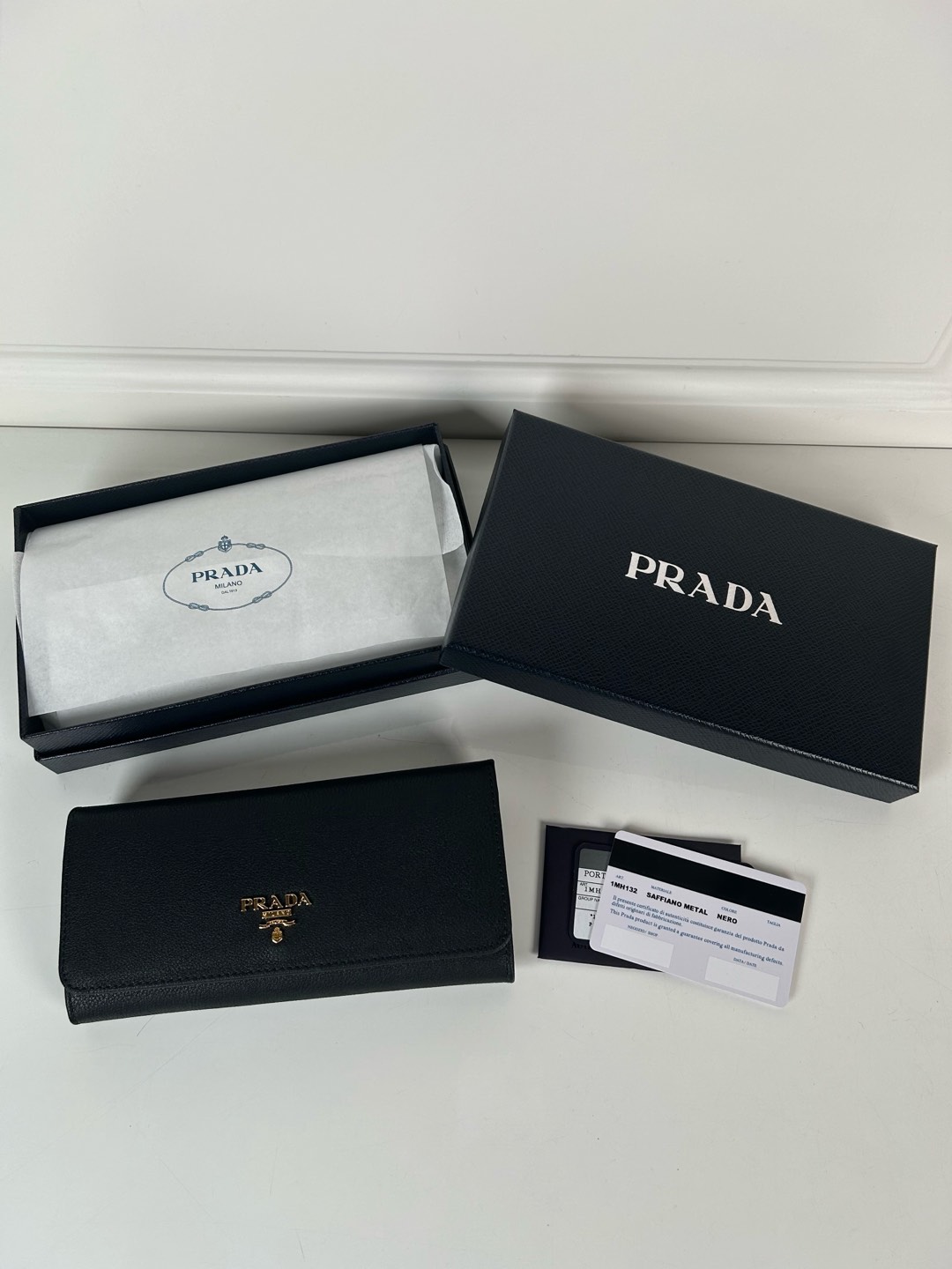 NO:671888,,P lady's flip wallet, model 1MH132, made of black imported deerskin, original quality, size 18.7x9.5cm, real shot, what you see is what you get, Prada, prada19860909,P家女士翻盖皮夹,型号1MH132,黑色进口鹿皮制作,原单品质,尺寸18.7x9.5cm,实物拍摄,所见即所得,普拉达,prada,欧美剧