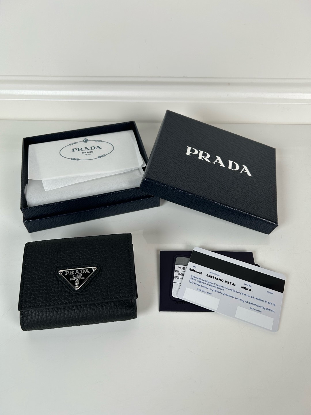 NO:671887,,P Jianan women's mini tri-fold wallet, model 2MH042 black deer grain leather, length 9cm, height 6.5, one receipt compartment, three card slots inside, one external coin pocket, the actual shooting quality is as shown, Prada, prada, wallets19860909,P家男女士迷你三折钱包,型号2MH042黑色鹿纹皮长度9cm高度6.5,一个票据隔层,内带三个卡糟,一个外部零钱袋,实物拍摄品质如图,普拉达,prada,wallets,欧美剧