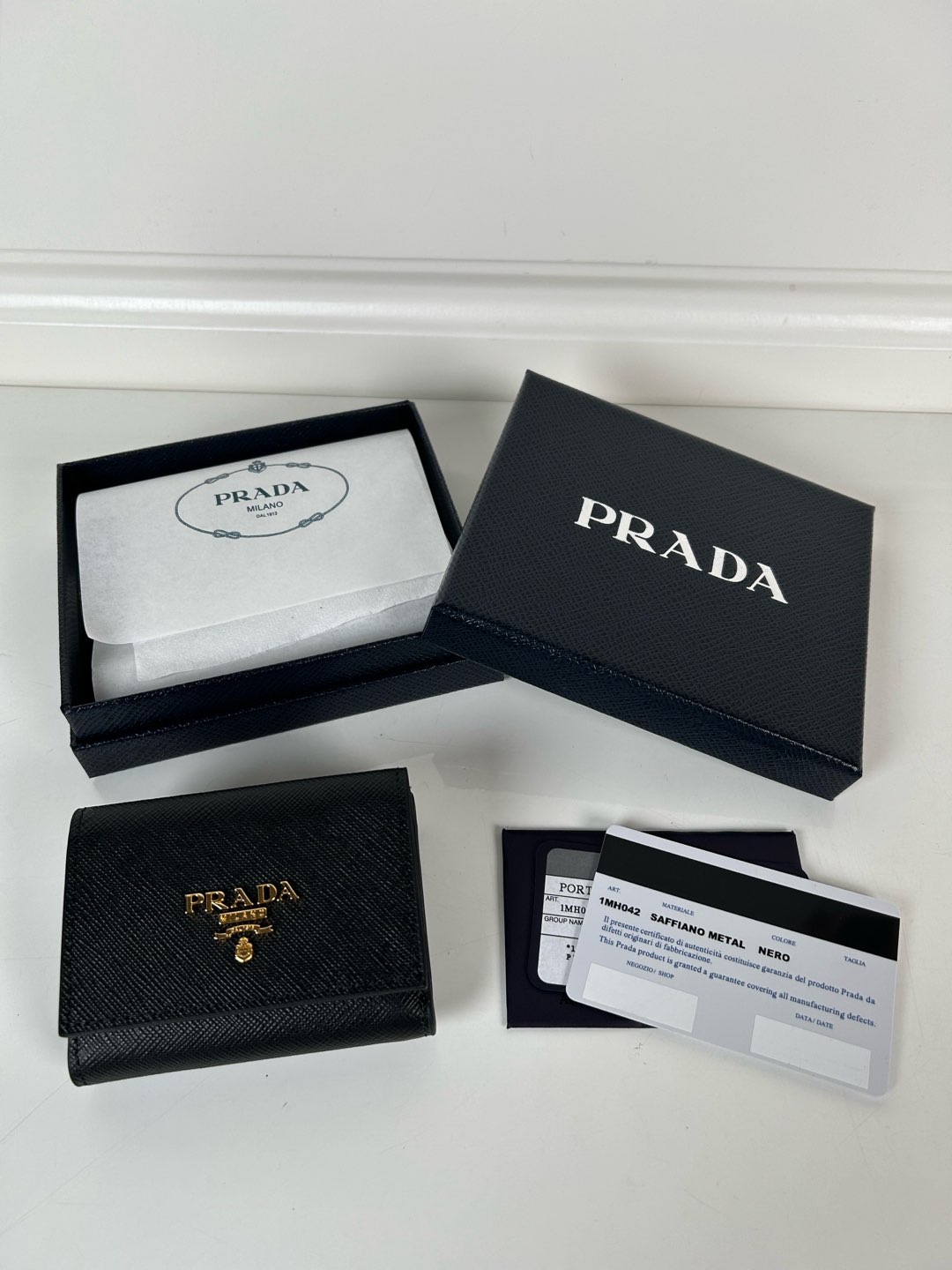 NO:672279,,P Jianan women's mini tri-fold wallet, model 1MH042 black cross pattern, length 9cm and height 6.5, one receipt compartment, three card slots inside, one external coin pocket, the actual shooting quality is as shown, Prada, prada, wallets19860909,P家男女士迷你三折钱包,型号1MH042黑色十字纹,长度9cm高度6.5,一个票据隔层,内带三个卡糟,一个外部零钱袋,实物拍摄品质如图,普拉达,prada,wallets,欧美剧
