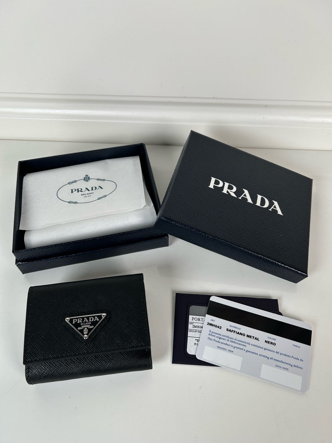 NO:671901,,P Jianan women's mini tri-fold wallet, model 1MH042 black cross pattern, length 9cm and height 6.5, one receipt compartment, three card slots inside, one external coin pocket, the actual shooting quality is as shown, Prada, prada, wallets19860909,P家男女士迷你三折钱包,型号1MH042黑色十字纹,长度9cm高度6.5,一个票据隔层,内带三个卡糟,一个外部零钱袋,实物拍摄品质如图,普拉达,prada,wallets,欧美剧