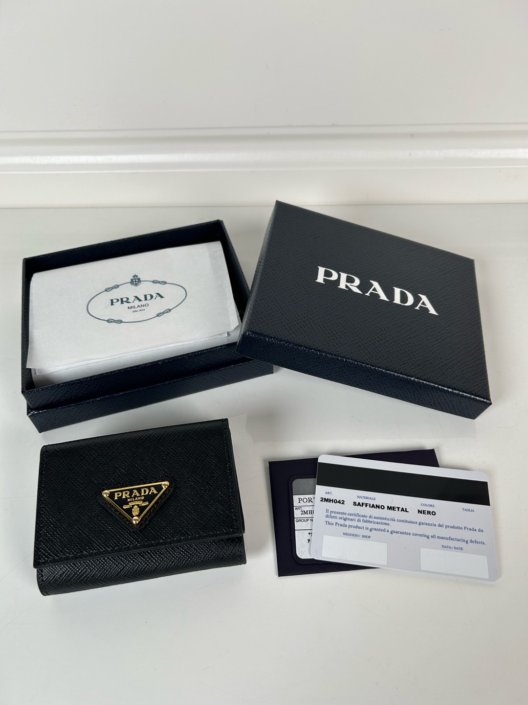 NO:672275,,P Jianan women's mini tri-fold wallet, model 1MH042 black cross pattern, length 9cm height 6.5, a receipt compartment, three card slots inside, an external coin pocket, the actual shooting quality is as shown.,Prada, prada, wallets19860909,P家男女士迷你三折钱包,型号1MH042黑色十字纹,长度9cm高度6.5,一个票据隔层,内带三个卡糟,一个外部零钱袋,实物拍摄品质如图.,普拉达,prada,wallets,欧美剧