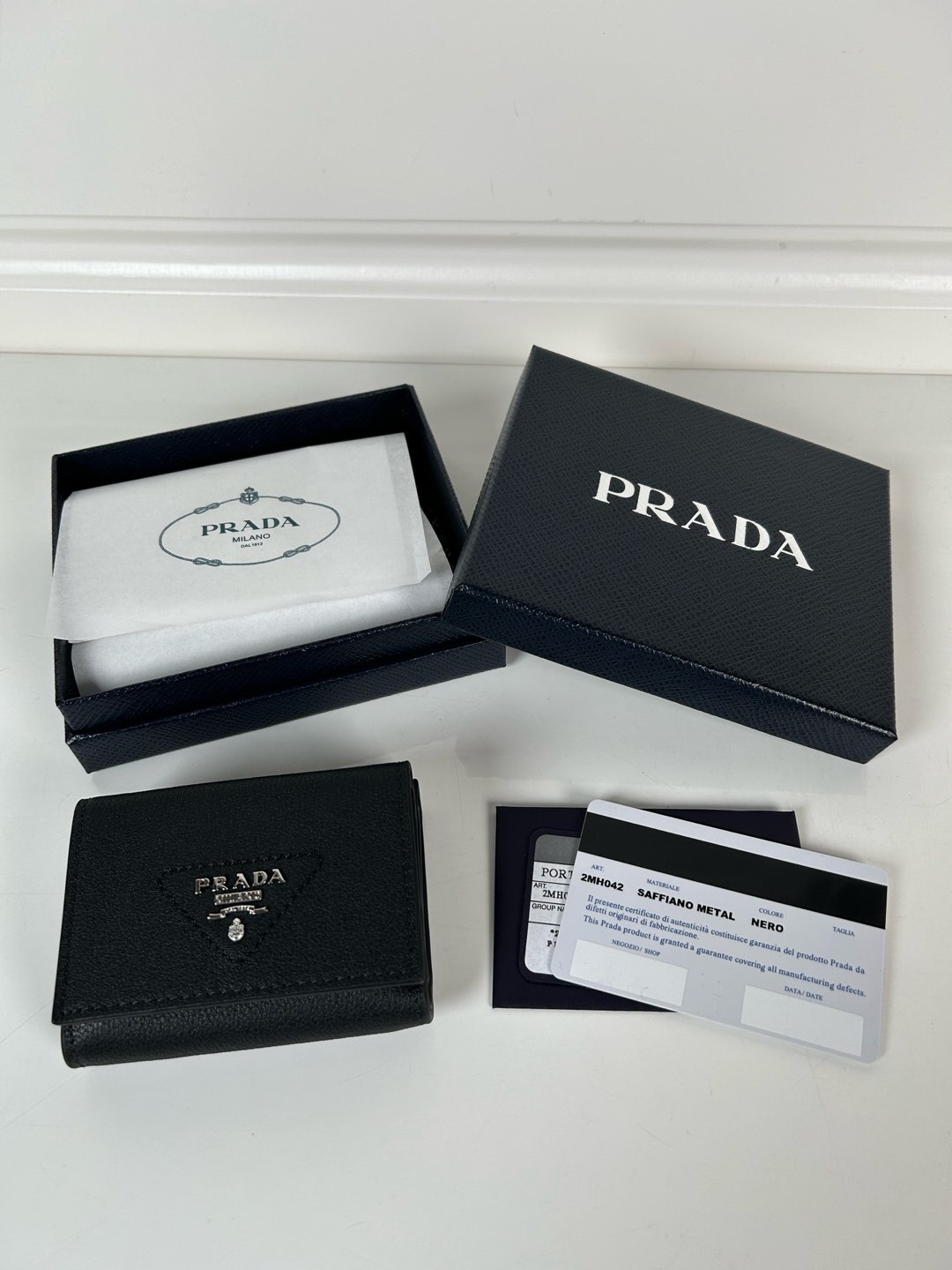 NO:671902,,P Jianan women's mini tri-fold wallet, model 1MH042 black fine deer grain leather, length 9cm, height 6.5, one receipt compartment, three card slots inside, one external coin pocket, the actual shooting quality is as shown, Prada, prada, wallets19860909,P家男女士迷你三折钱包,型号1MH042黑色细鹿纹皮长度9cm高度6.5,一个票据隔层,内带三个卡糟,一个外部零钱袋,实物拍摄品质如图,普拉达,prada,wallets,欧美剧