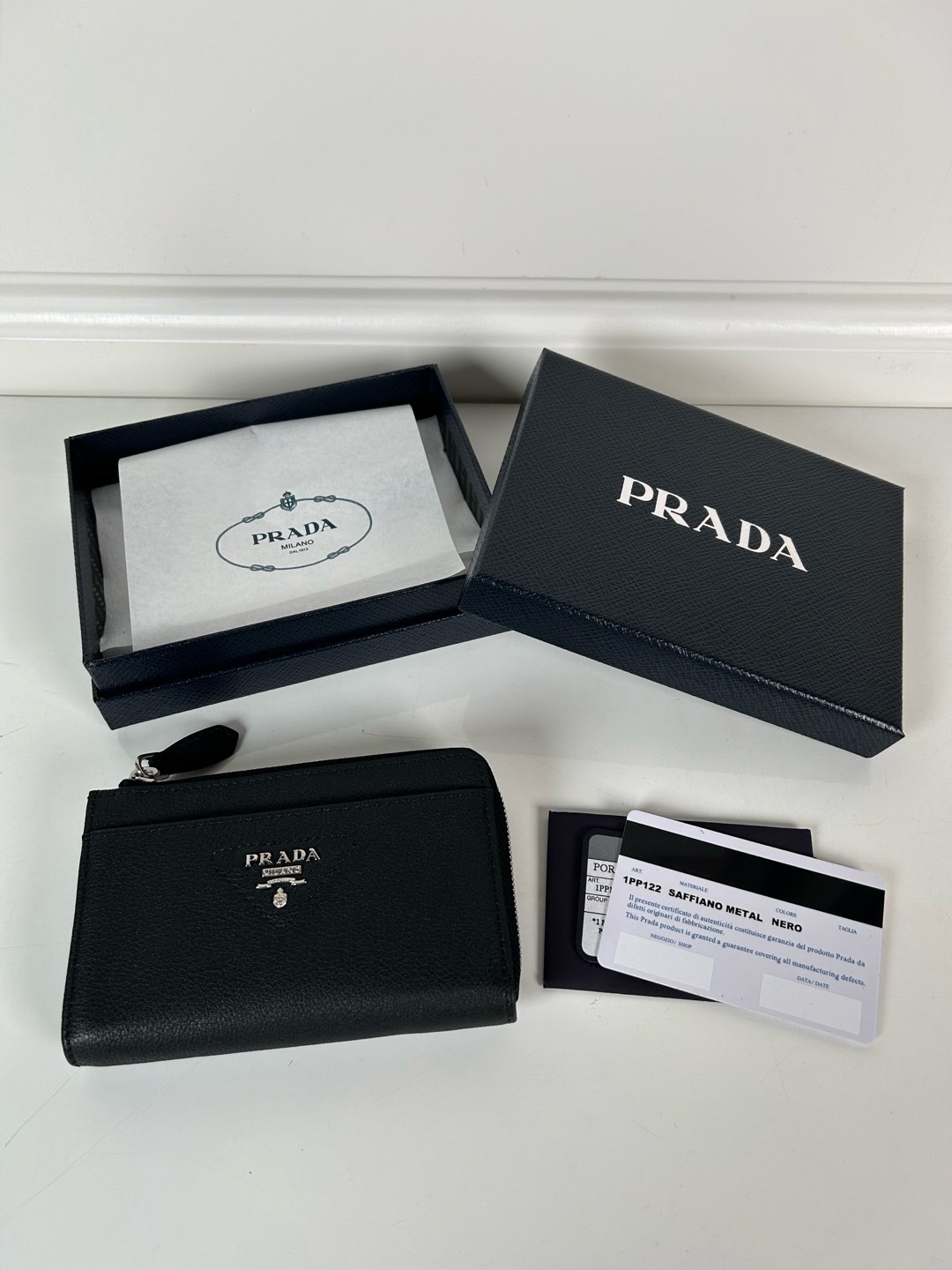 NO:673646,P's deerskin pattern key bag (car key bag), model: 1P, unisex, single quality, made of imported fine deerskin, size 8.5×13cm, 1 front card pocket, 1 back zipper pocket, 2 card slots inside, internal pockets for cards, fashionable and avant-garde [deyi], Prada, prada19860909P家鹿皮纹钥匙包(车钥匙包),型号:1P,男女通用款,元单品质,进口细鹿皮制作,尺寸8.5×13cm,正面卡袋1个,背面拉链袋1个,内部2个卡糟,内部口袋可放卡可放,时尚前卫[得意],普拉达,prada,欧美剧