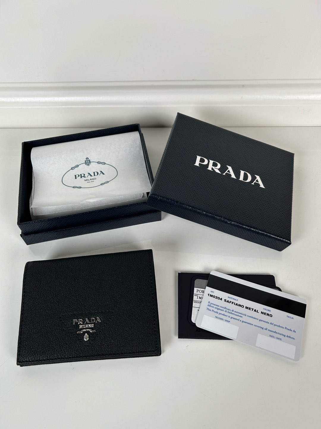 NO:672269,, P family women's two-fold short clip, model 1M0204, made of fine-grained deerskin, length 11.2 height 9.5cm, simple and practical to enhance personal taste, 175 steel stamp, Prada, prada19860909,P家女士两折短夹,型号1M0204,细纹鹿皮制作,长度11.2高度9.5cm,简单实用提升个人品味的一款,175钢印,普拉达,prada,欧美剧