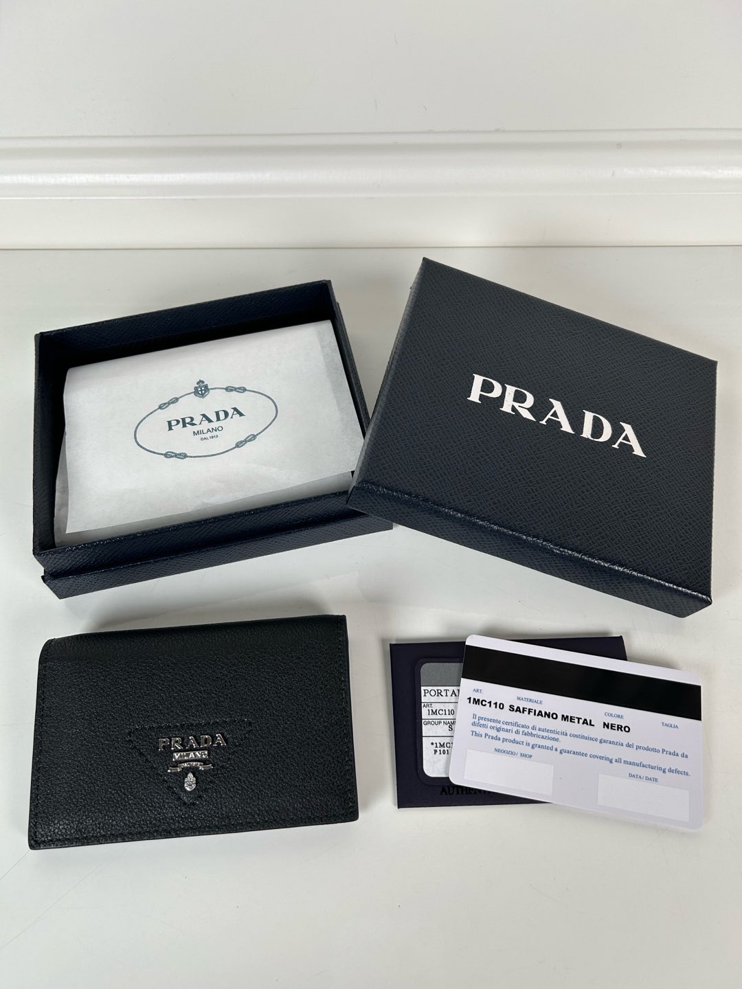 NO:671919,, P's classic card holder, model 1MC110, made of fine deerskin, size 6.5×2.5×11cm, snap button opening and closing design, with 3 card or receipt slots inside. This exquisite card holder is small and convenient, with sufficient capacity. It can be placed in the bag for easy storage. It can also be used to make single items when going out every day. Hot best-selling model, real shot, what you see is what you get, Prada, prada19860909,P家经典卡片夹,型号1MC110,细鹿皮制作,尺寸6.5×2.5×11cm,采用按扣开合设计,内有3个卡片或票据插口,这款精致的卡夹小巧方便,容量充足,放置于包包内方便收纳,也可日常出门做单品用,火爆热卖款,实物拍摄,所见即所得,普拉达,prada,欧美剧