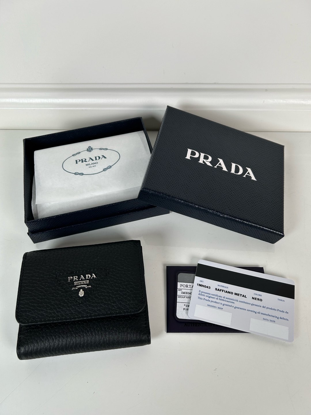 NO:672281,,P's women's deerskin short clip, original quality, model 1MH043, four card slots, one receipt compartment, two ID pockets, one external pocket, one internal clamshell coin pocket, size 10x8.5cm., Prada, prada19860909,P家女士鹿皮短夹,原单品质,型号1MH043,四个卡位插口,一个票据隔层,两个证件袋,一个外部口袋,内部翻盖式零钱袋一个,尺寸10x8.5cm.,普拉达,prada,欧美剧