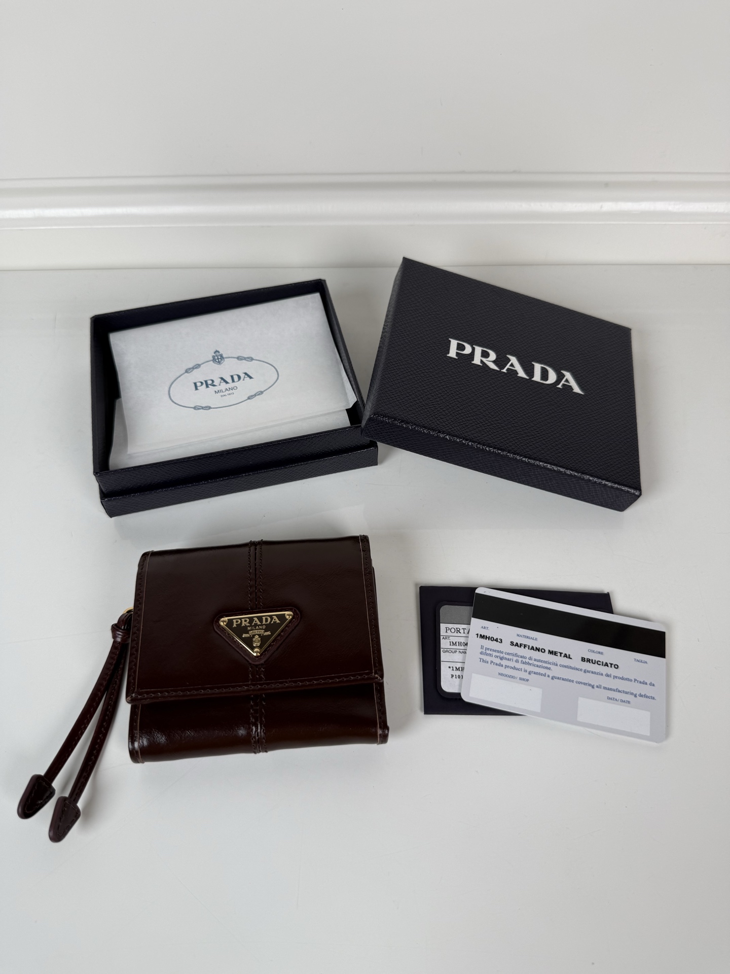 NO:672467,,P's women's waxed leather short clip, original quality, model 1MH043, four card slots, one receipt compartment, two ID pockets, one external pocket, one internal clamshell coin pocket, size 10x8.5cm., Prada, prada19860909,P家女士油腊皮短夹,原单品质,型号1MH043,四个卡位插口,一个票据隔层,两个证件袋,一个外部口袋,内部翻盖式零钱袋一个,尺寸10x8.5cm.,普拉达,prada,欧美剧