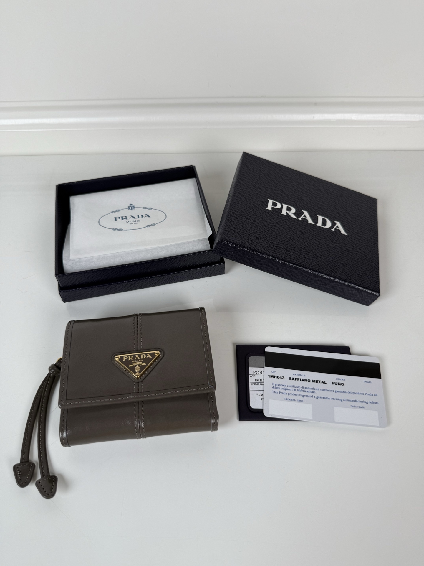 NO:672458,,P lady's short clip in oil-waxed leather, original quality, model 1MH043, four card slots, one receipt compartment, two ID pockets, one external pocket, one internal clamshell coin pocket, size 10x8.5cm..., Prada, prada19860909,P家女士油腊皮短夹,原单品质,型号1MH043,四个卡位插口,一个票据隔层,两个证件袋,一个外部口袋,内部翻盖式零钱袋一个,尺寸10x8.5cm..,普拉达,prada,欧美剧