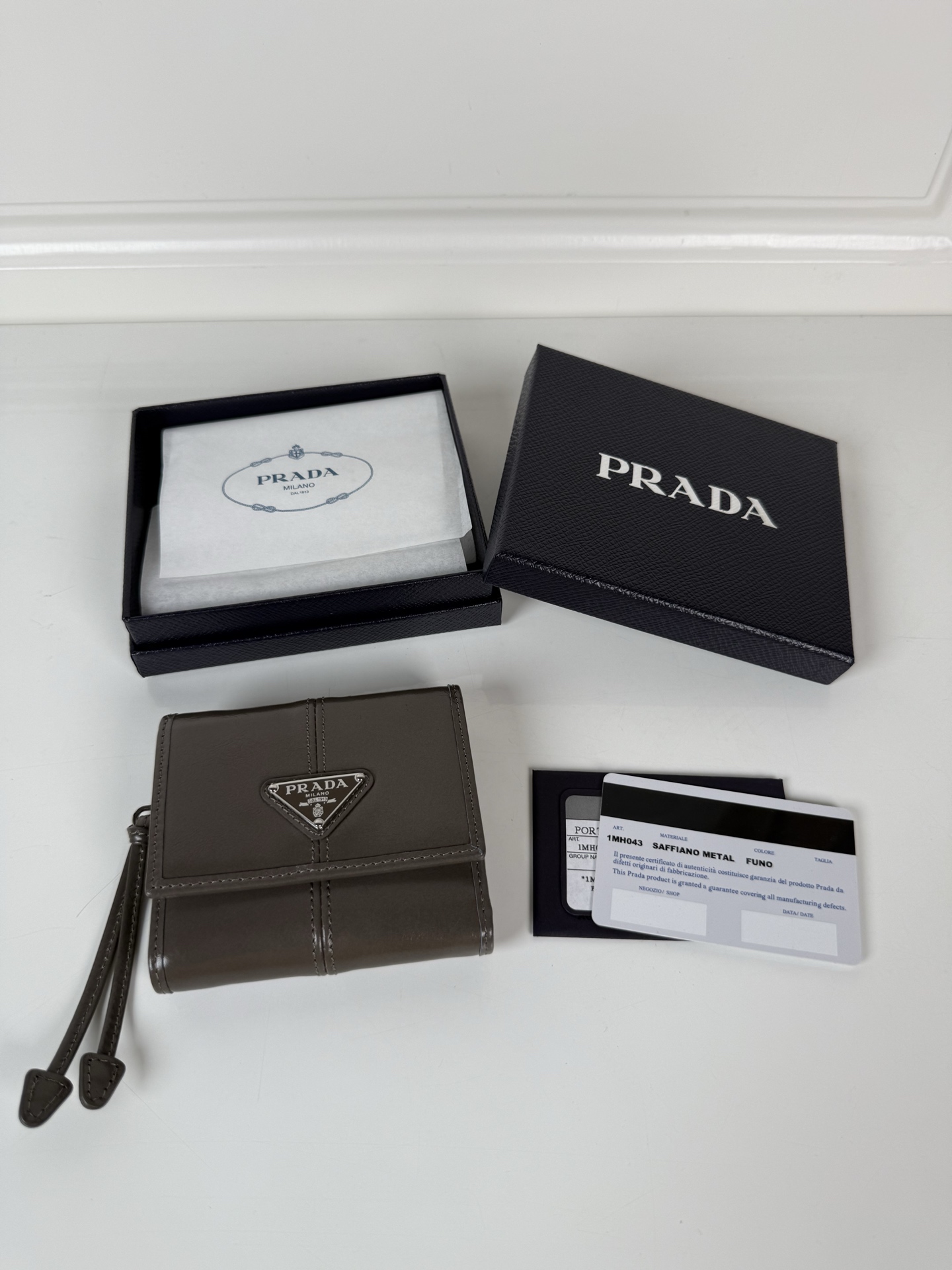 NO:769438,,P lady's short clip in oil-waxed leather, original quality, model 1MH043, four card slots, one receipt compartment, two ID pockets, one external pocket, one internal clamshell coin pocket, size 10x8.5cm., Prada, prada19860909,P家女士油腊皮短夹,原单品质,型号1MH043,四个卡位插口,一个票据隔层,两个证件袋,一个外部口袋,内部翻盖式零钱袋一个,尺寸10x8.5cm.,普拉达,prada,欧美剧