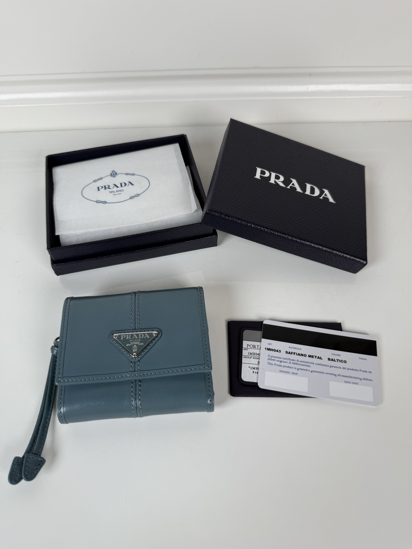 NO:672464,,P lady's short clip in oil-waxed leather, original quality, model 1MH043, four card slots, one receipt compartment, two ID pockets, one external pocket, one internal clamshell coin pocket, size 10x8.5cm..., Prada, prada19860909,P家女士油腊皮短夹,原单品质,型号1MH043,四个卡位插口,一个票据隔层,两个证件袋,一个外部口袋,内部翻盖式零钱袋一个,尺寸10x8.5cm..,普拉达,prada,欧美剧
