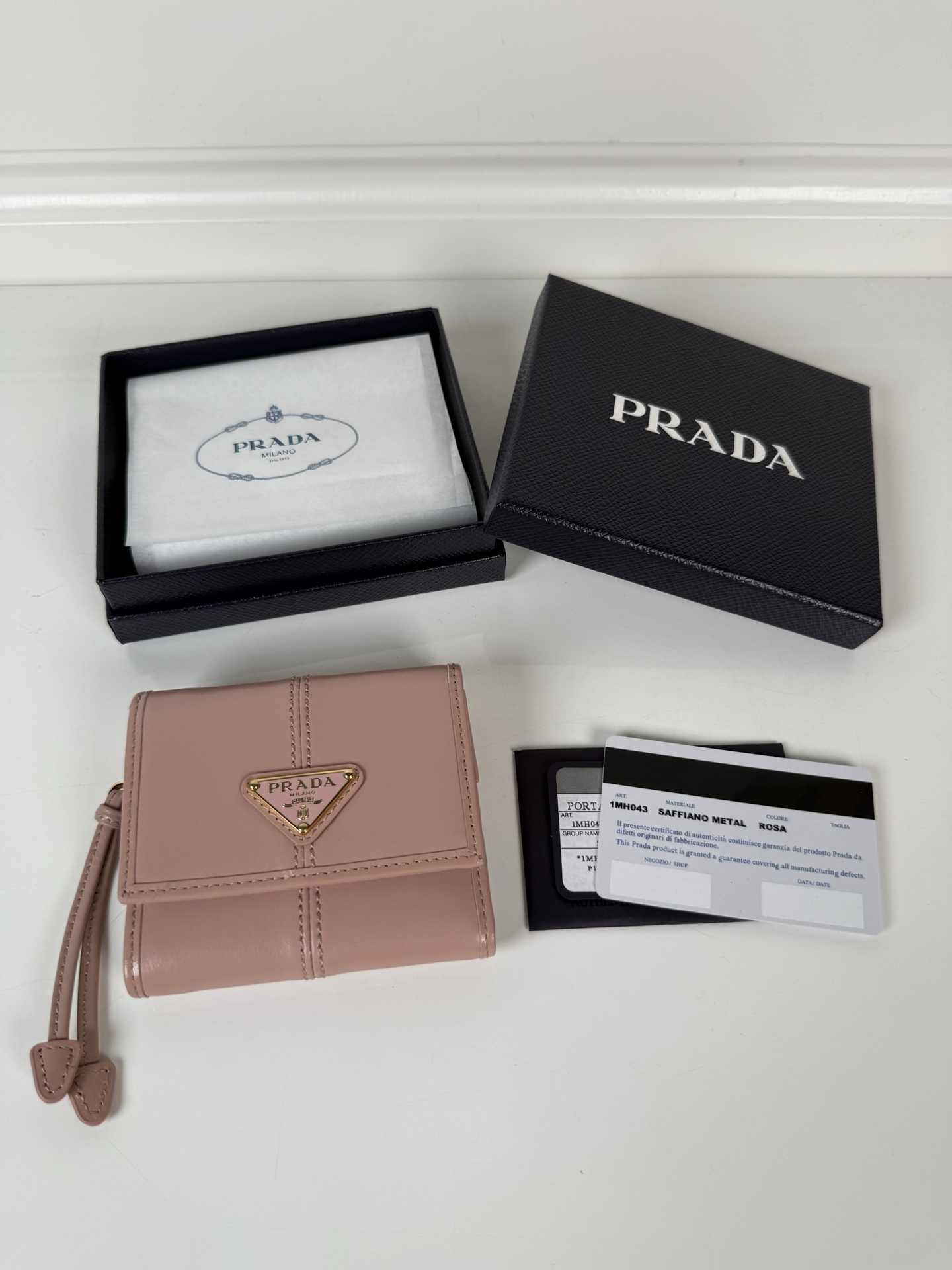 NO:672461,,P's women's waxed leather short clip, original quality, model 1MH043, four card slots, one receipt compartment, two ID pockets, one external pocket, one internal clamshell coin pocket, size 10x8.5cm., Prada, prada19860909,P家女士油腊皮短夹,原单品质,型号1MH043,四个卡位插口,一个票据隔层,两个证件袋,一个外部口袋,内部翻盖式零钱袋一个,尺寸10x8.5cm.,普拉达,prada,欧美剧