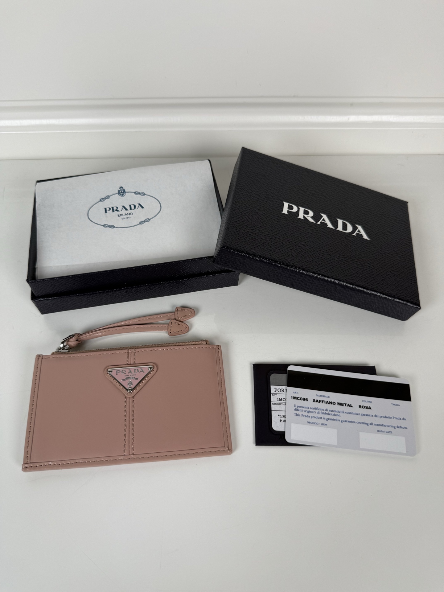 NO:769449,,P family wax card bag, model 1MC086, unisex style, 5 card slots, large capacity, 1 leather zipper bag, 8cm*13cm, 175 steel stamp, Prada, prada19860909,P家油腊皮卡包,型号1MC086,男女通用款,5个卡位超大容量,1个皮革拉链袋,8cm*13cm,175钢印,普拉达,prada,欧美剧