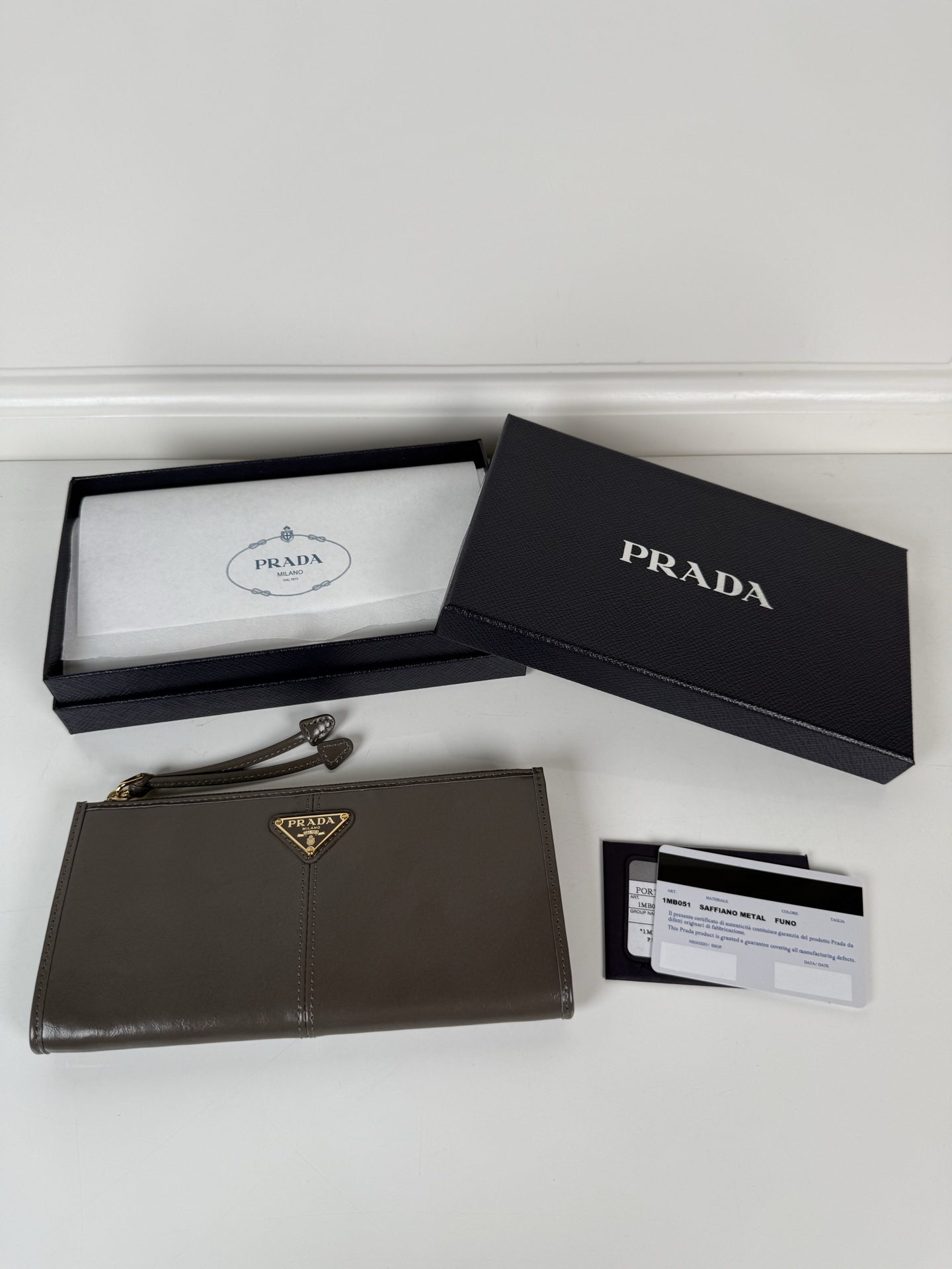 NO:672482,, P family unisex pouch bag, this pouch is simple and exquisite, made of imported wax leather, triangular metal logo, zipper closure. Model 1MB051, size 20cm*10cm, 2 card slots, 1 leather lining, Prada, prada19860909,P家男女通用小袋包,这款小袋简约精致,采用进口油腊皮制作,三角形金属徽标,拉链开合.型号1MB051,尺寸20cm*10cm 2个卡位,1个皮革衬里,普拉达,prada,欧美剧
